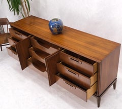 Nogal largo Moderno de mediados de siglo 9 cajones Credenza Cómoda Armario de doble puerta