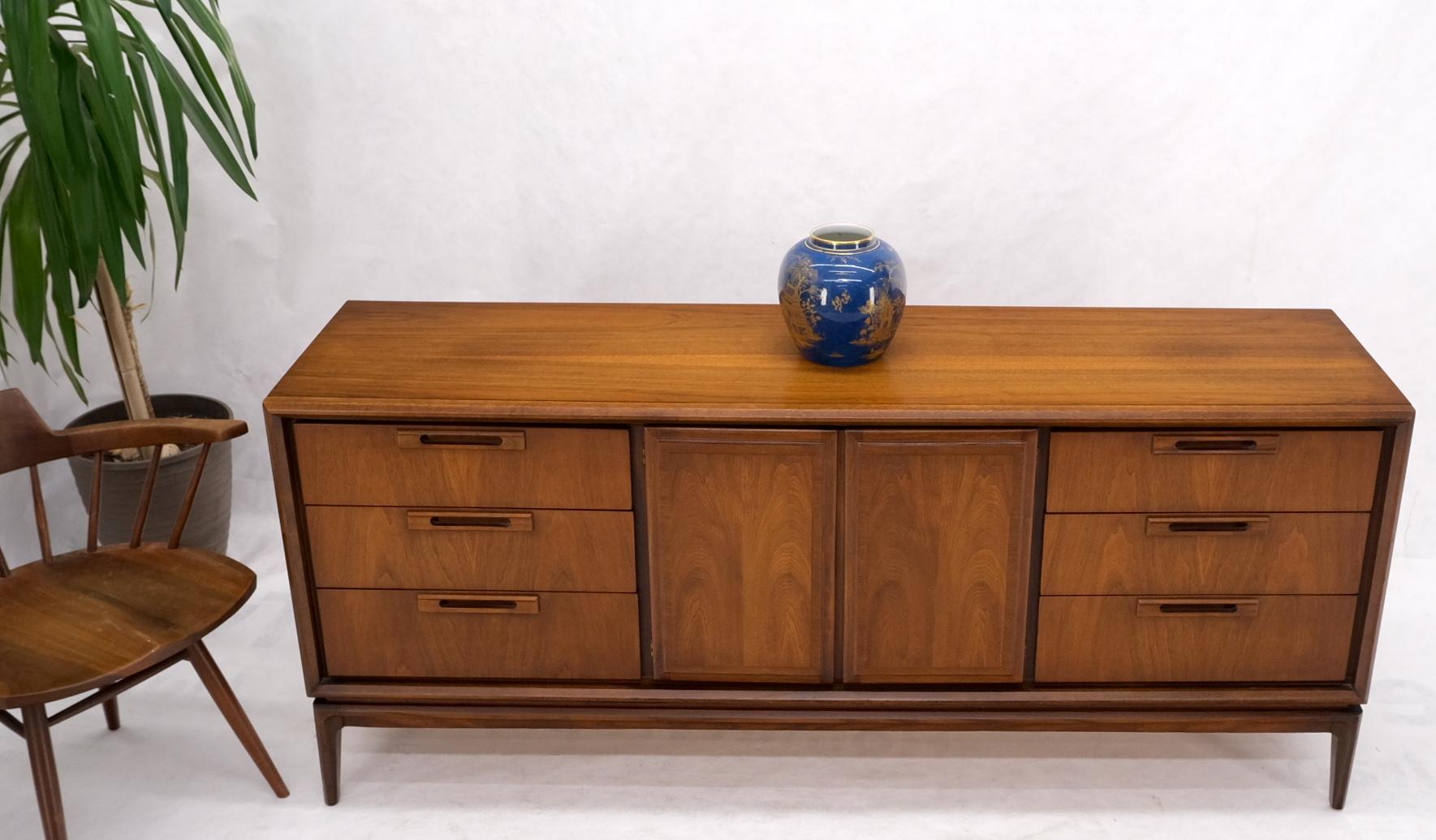 Lange Anrichte mit 9 Schubladen aus Nussbaumholz, Mid-Century Modern, Kommode, Kommode mit doppelter Tür, Schrank im Angebot 1