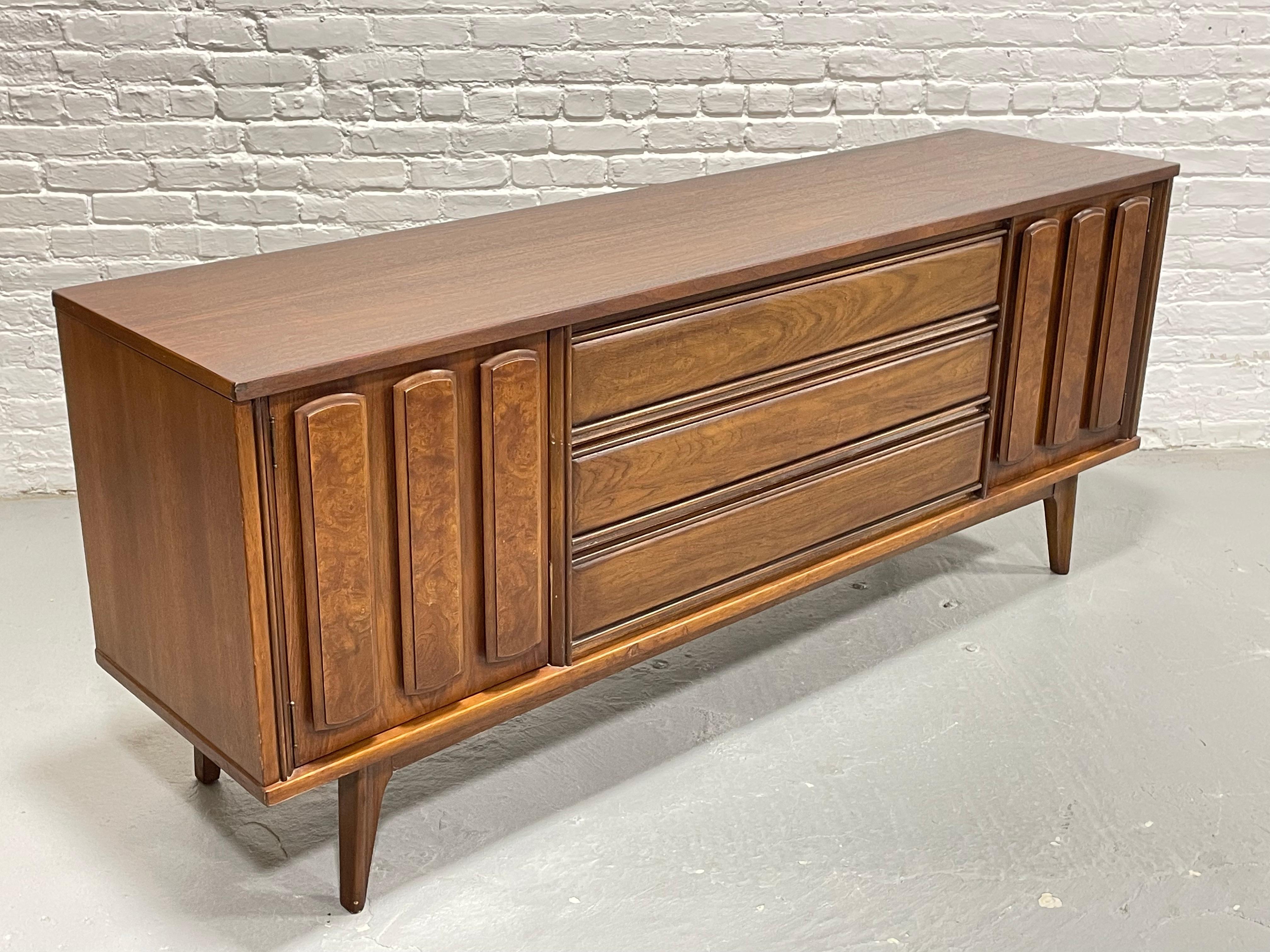 Credenza in legno di noce di metà secolo MODERNO, 1960 ca. in vendita 2