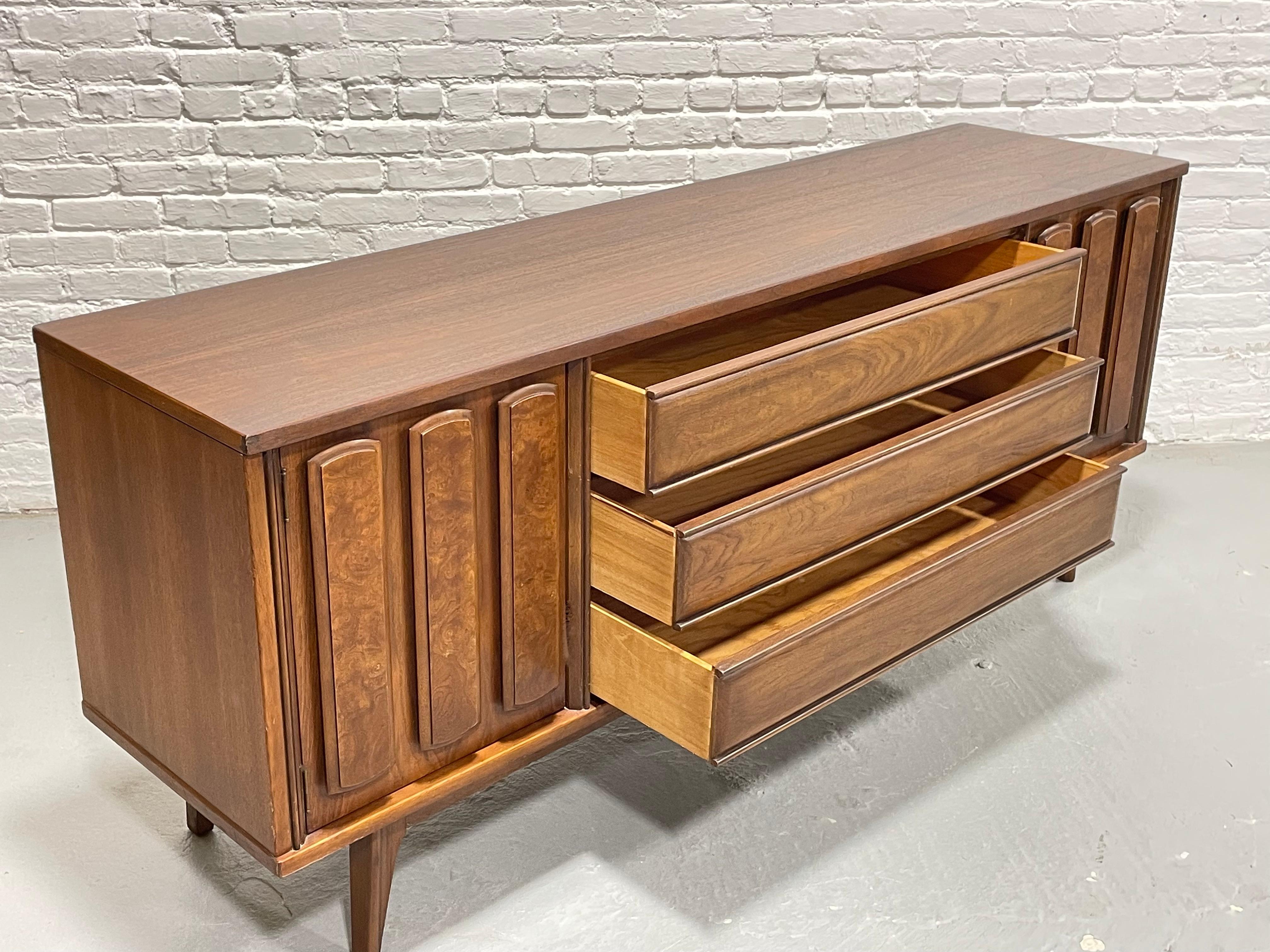 Credenza in legno di noce di metà secolo MODERNO, 1960 ca. in vendita 3