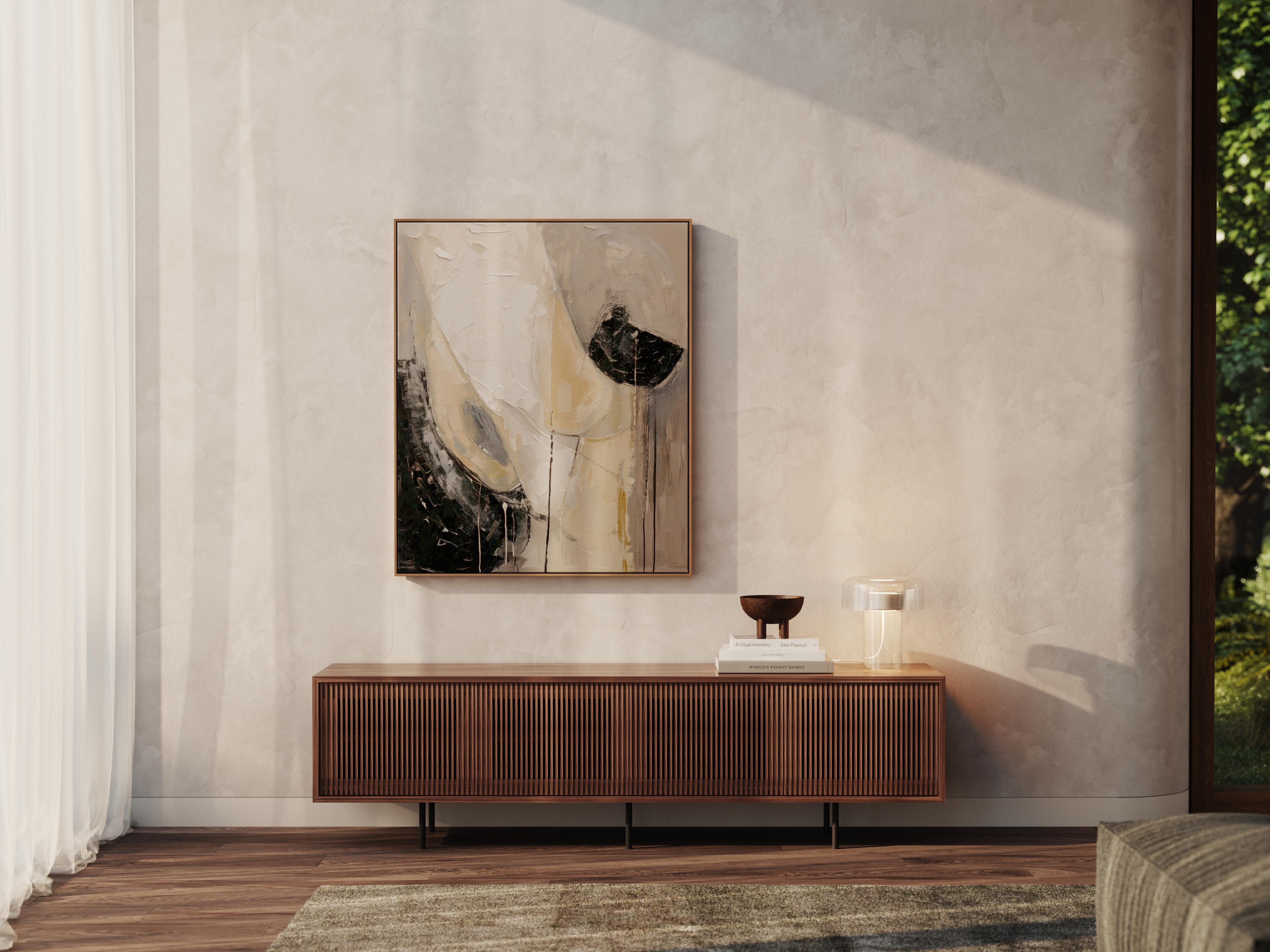 Langes Sideboard aus Nussbaumholz mit vier Lattentüren und einfachen schwarzen Aluminiumbeinen im modernen Stil der Jahrhundertmitte.
Perfekt als Sideboard, TV-Ständer, Plattenspieler und Vinyl-Aufbewahrung für Musikliebhaber. Dieses lange Sideboard
