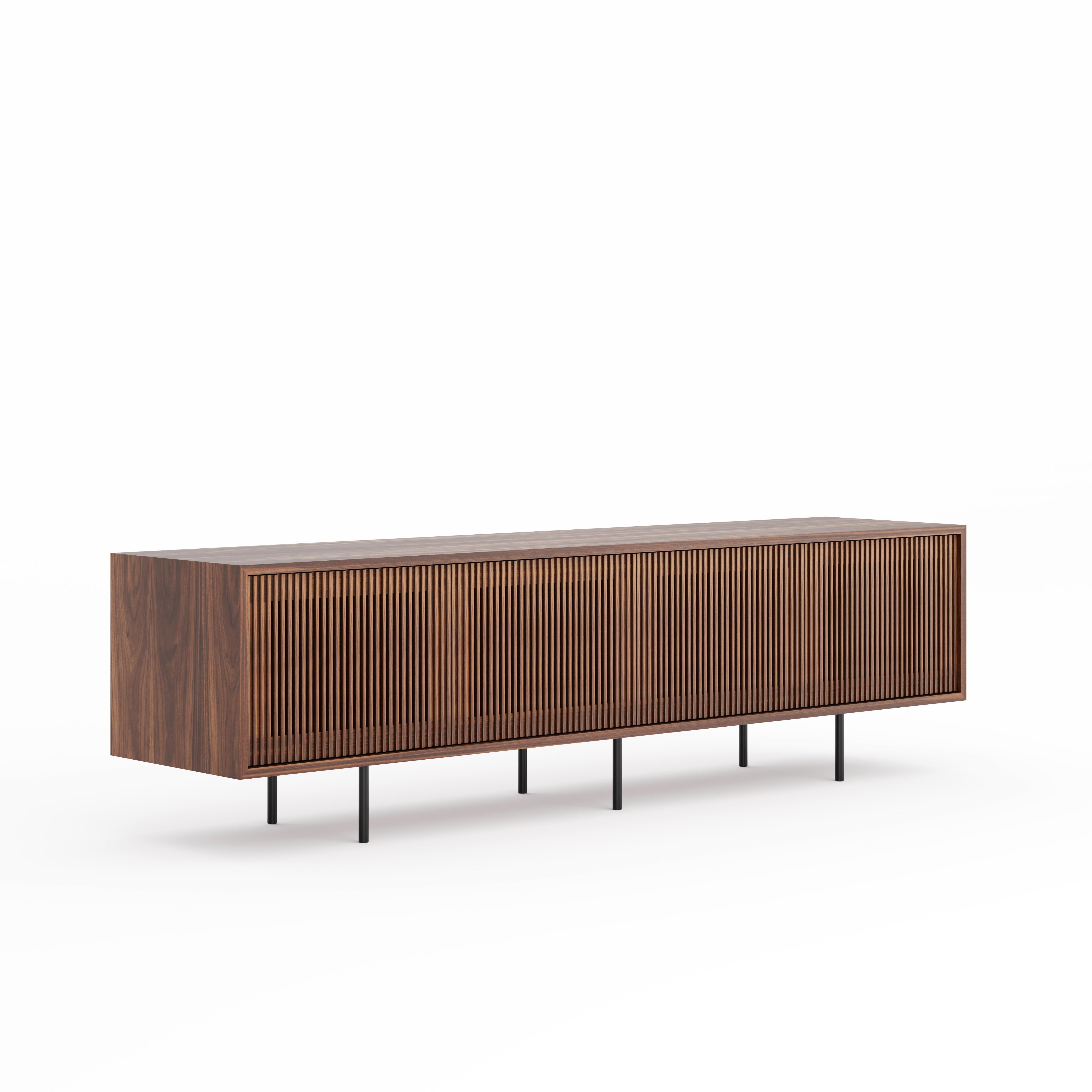 Langes Sideboard aus Nussbaumholz mit Lattentüren im modernen Stil der Jahrhundertmitte (Moderne der Mitte des Jahrhunderts) im Angebot