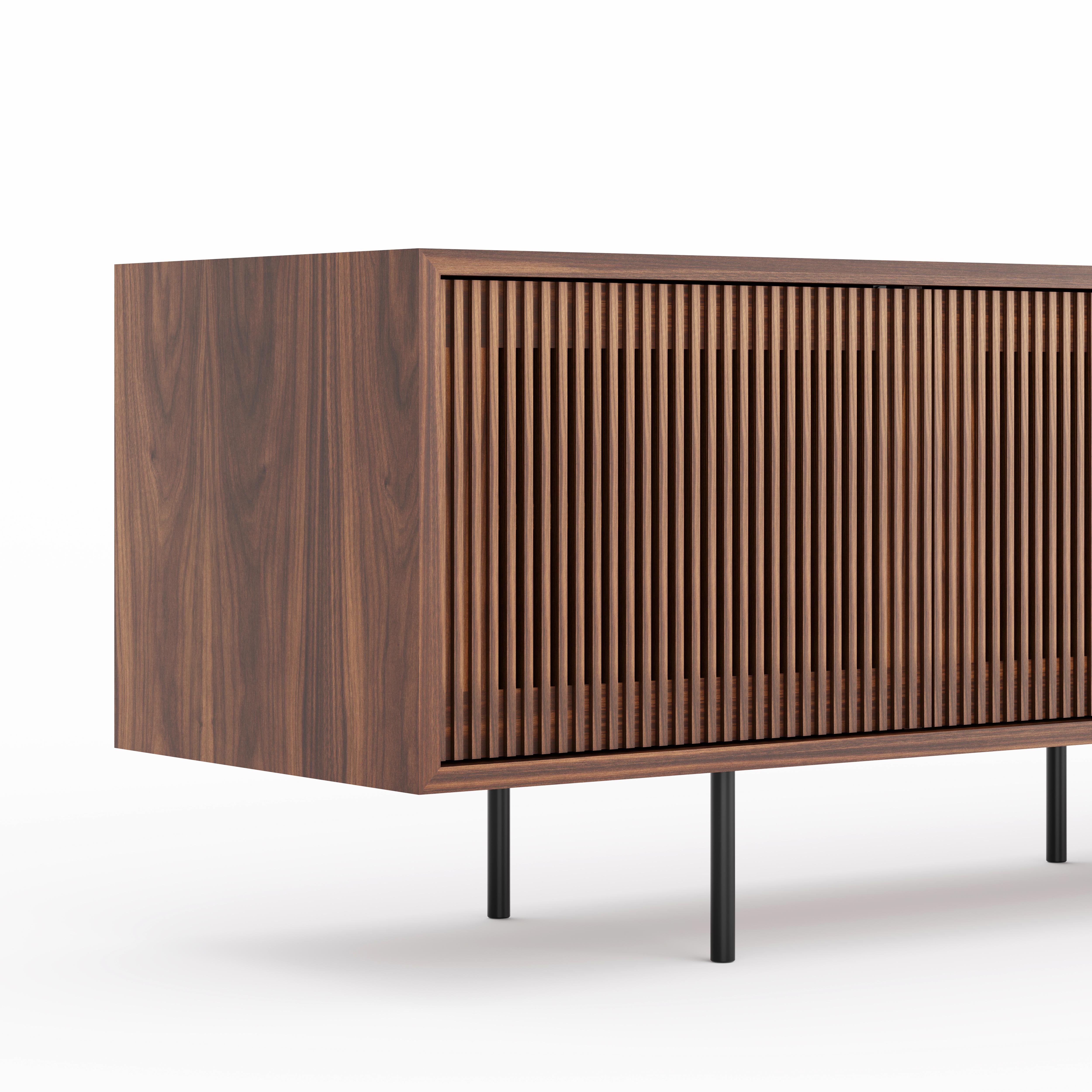 Langes Sideboard aus Nussbaumholz mit Lattentüren im modernen Stil der Jahrhundertmitte (Polnisch) im Angebot