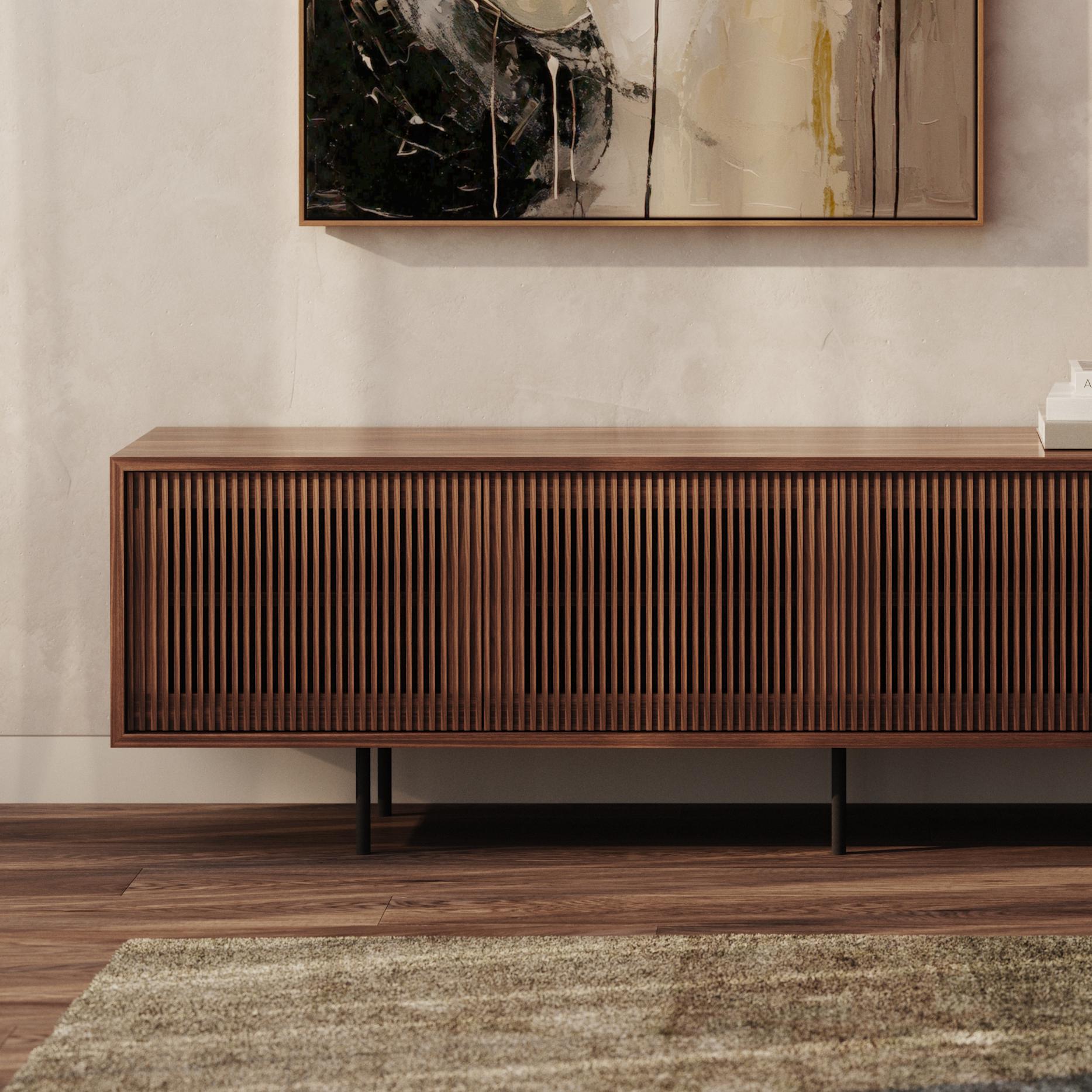 Langes Sideboard aus Nussbaumholz mit Lattentüren im modernen Stil der Jahrhundertmitte (Handgefertigt) im Angebot