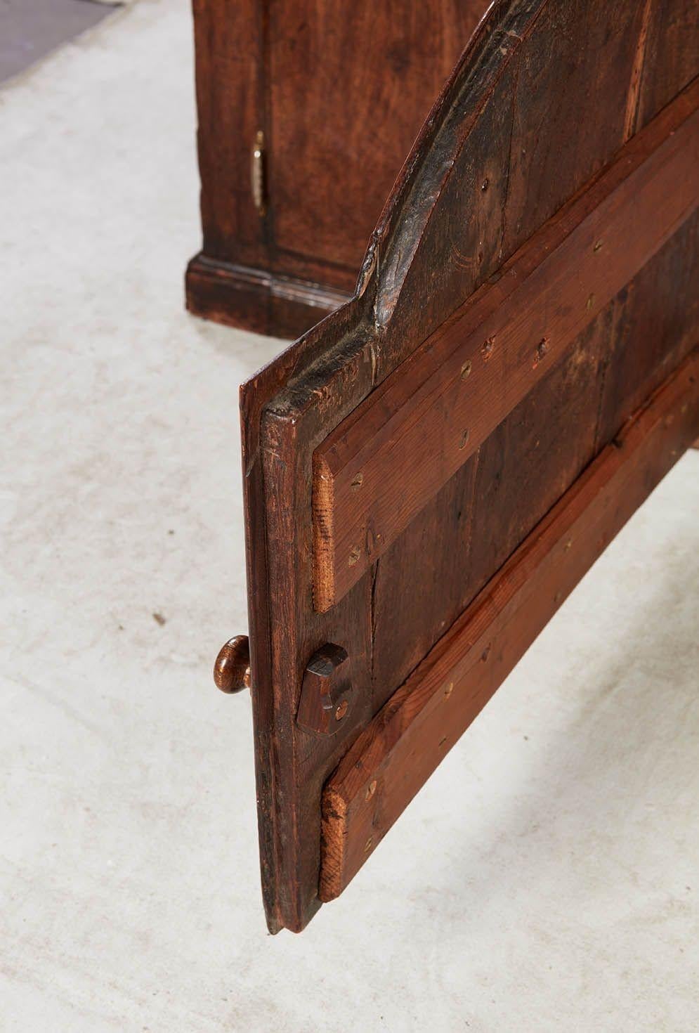 Commode longue en chêne gallois en vente 4