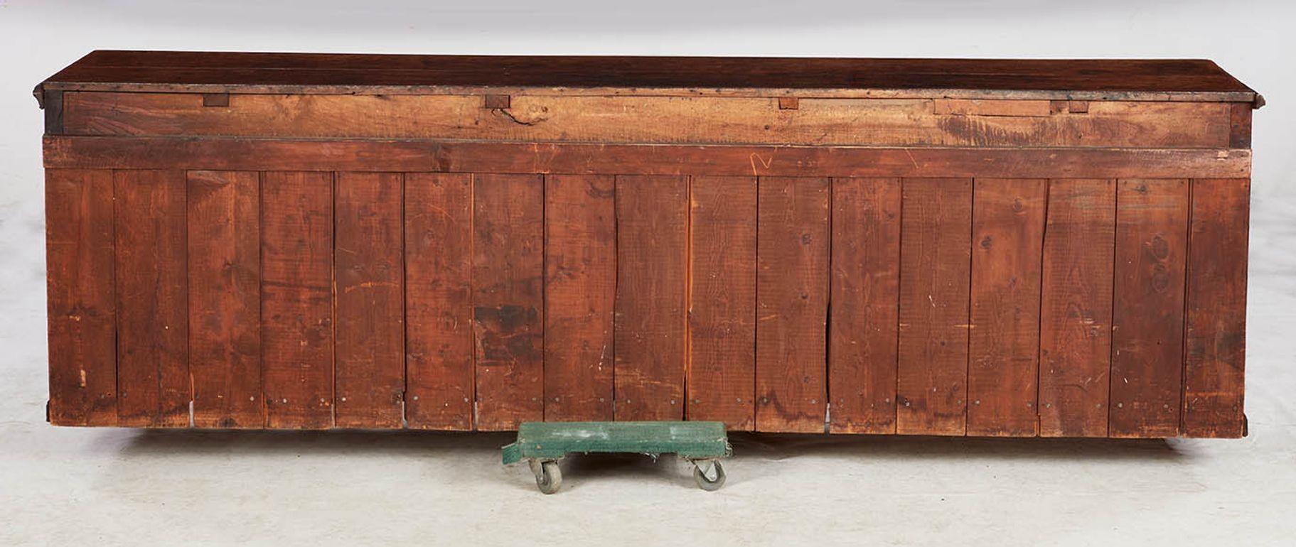 Commode longue en chêne gallois en vente 5