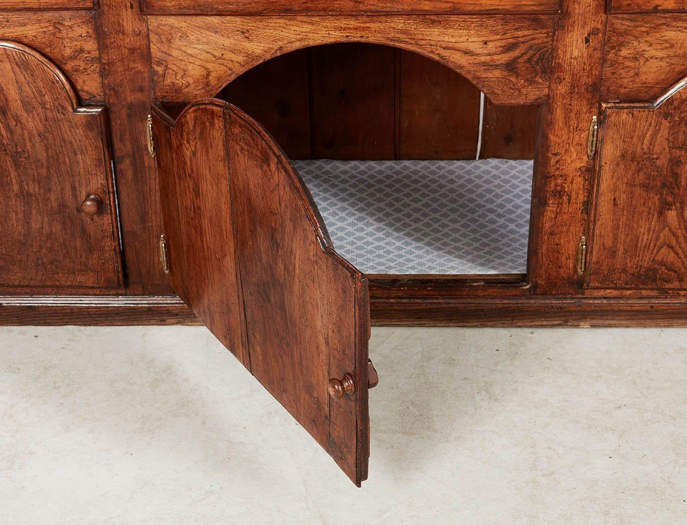 Commode longue en chêne gallois en vente 1