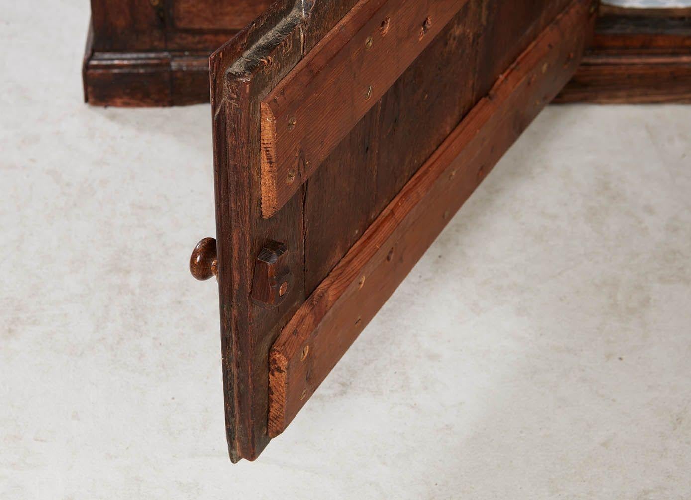 Commode longue en chêne gallois en vente 2
