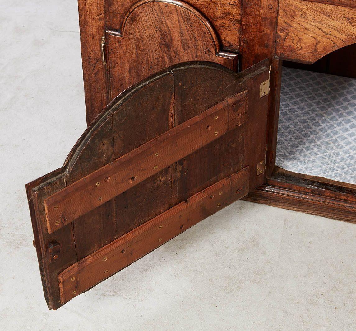 Commode longue en chêne gallois en vente 3