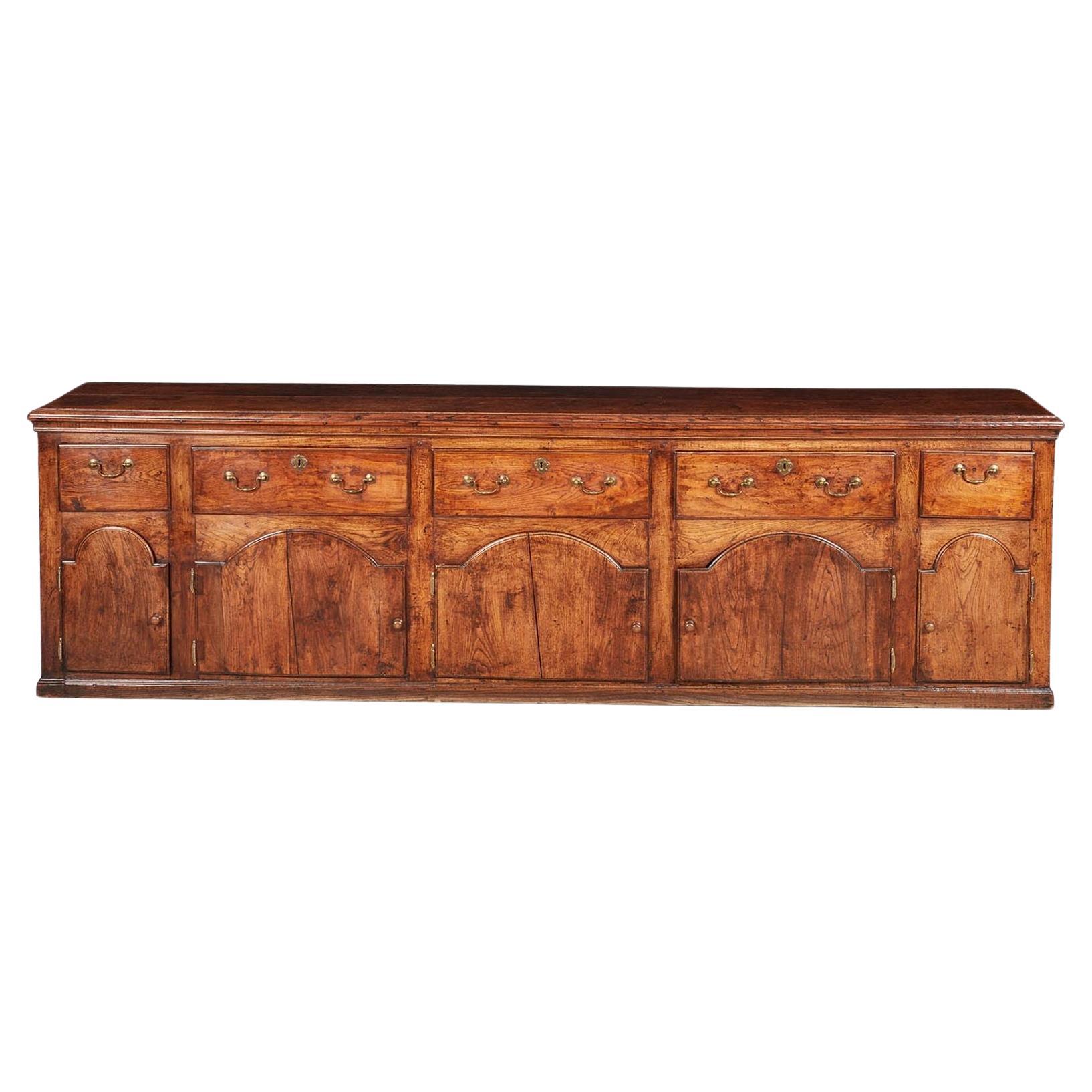 Commode longue en chêne gallois en vente