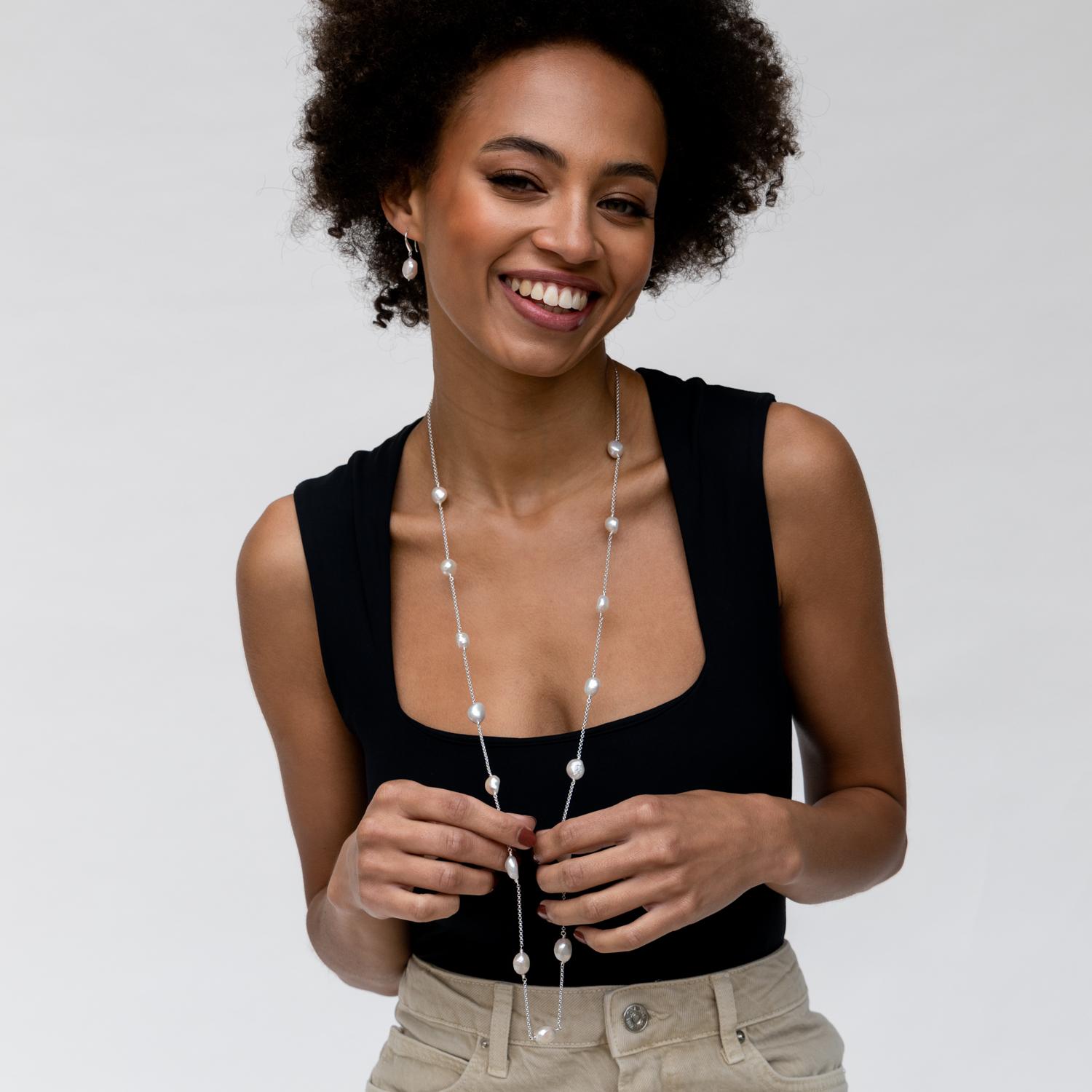 Taglio rotondo Collana lunga con catena di perle barocche bianche in argento sterling in vendita