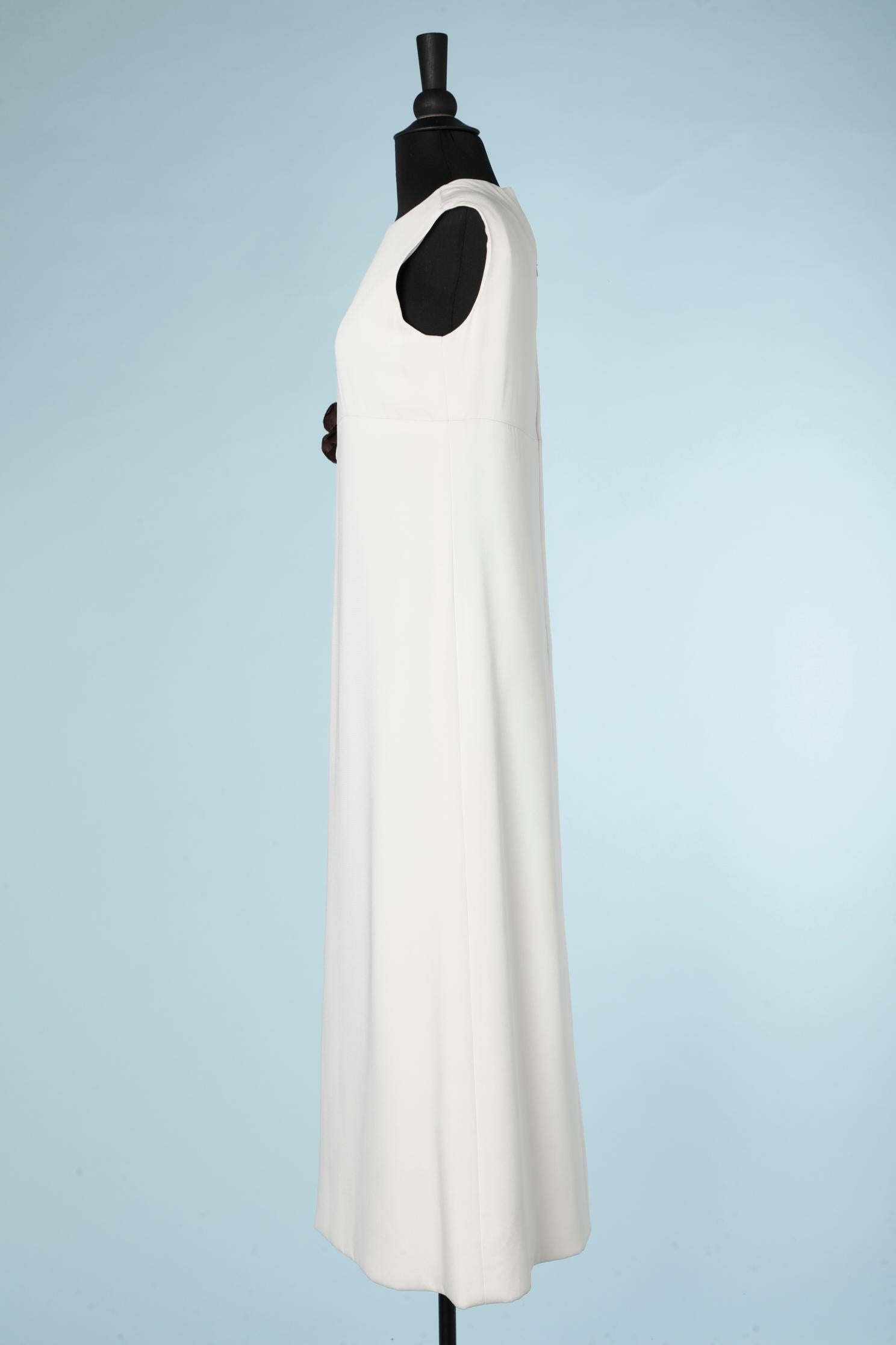 Long white evening dress with brown flower brooch Pierre Cardin Paris New-York  In Excellent Condition For Sale In Saint-Ouen-Sur-Seine, FR