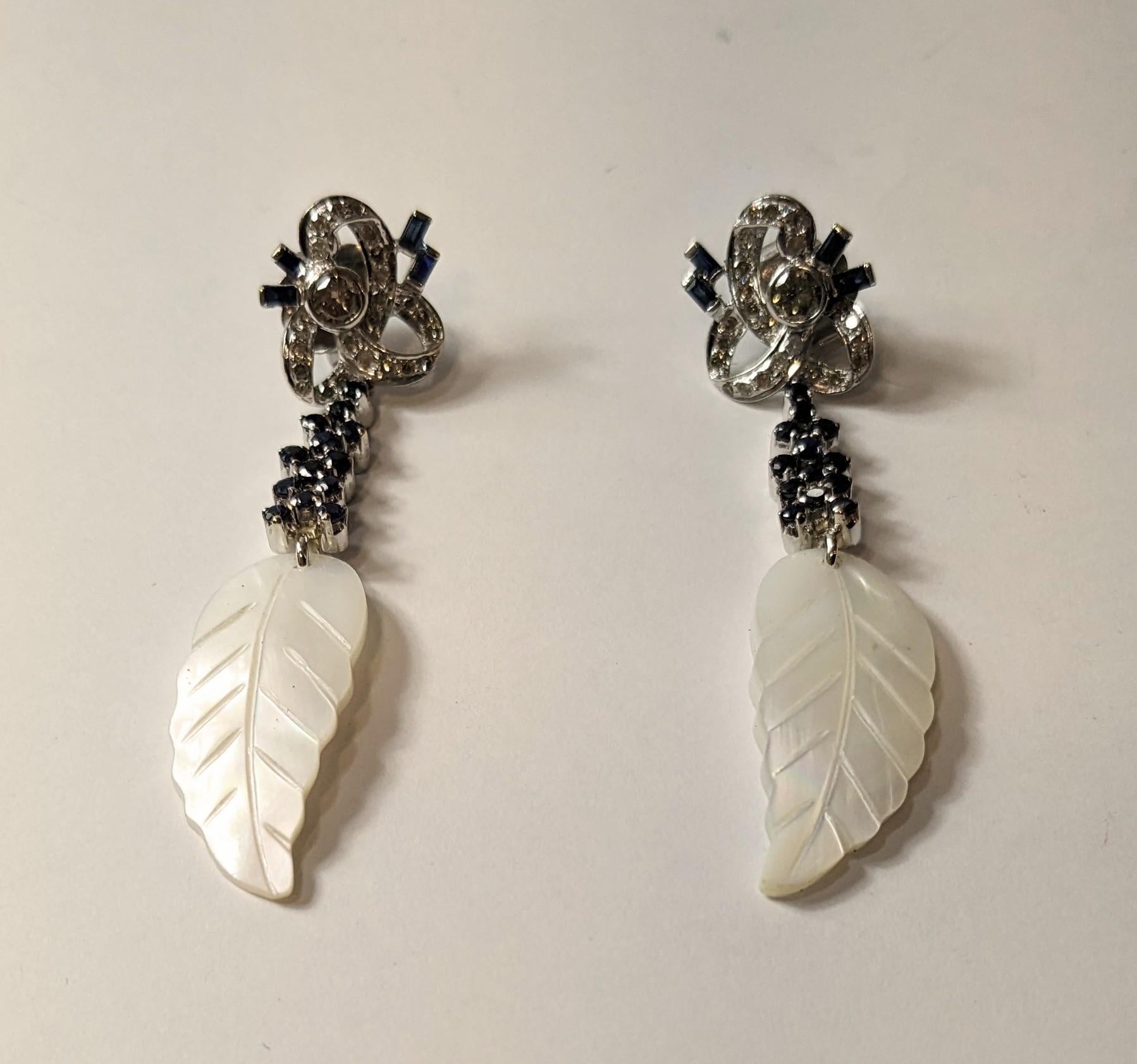 Long White Gold Earrings with Diamonds and Sapphires and Mother of Pearl Feather In New Condition For Sale In Bilbao, ES