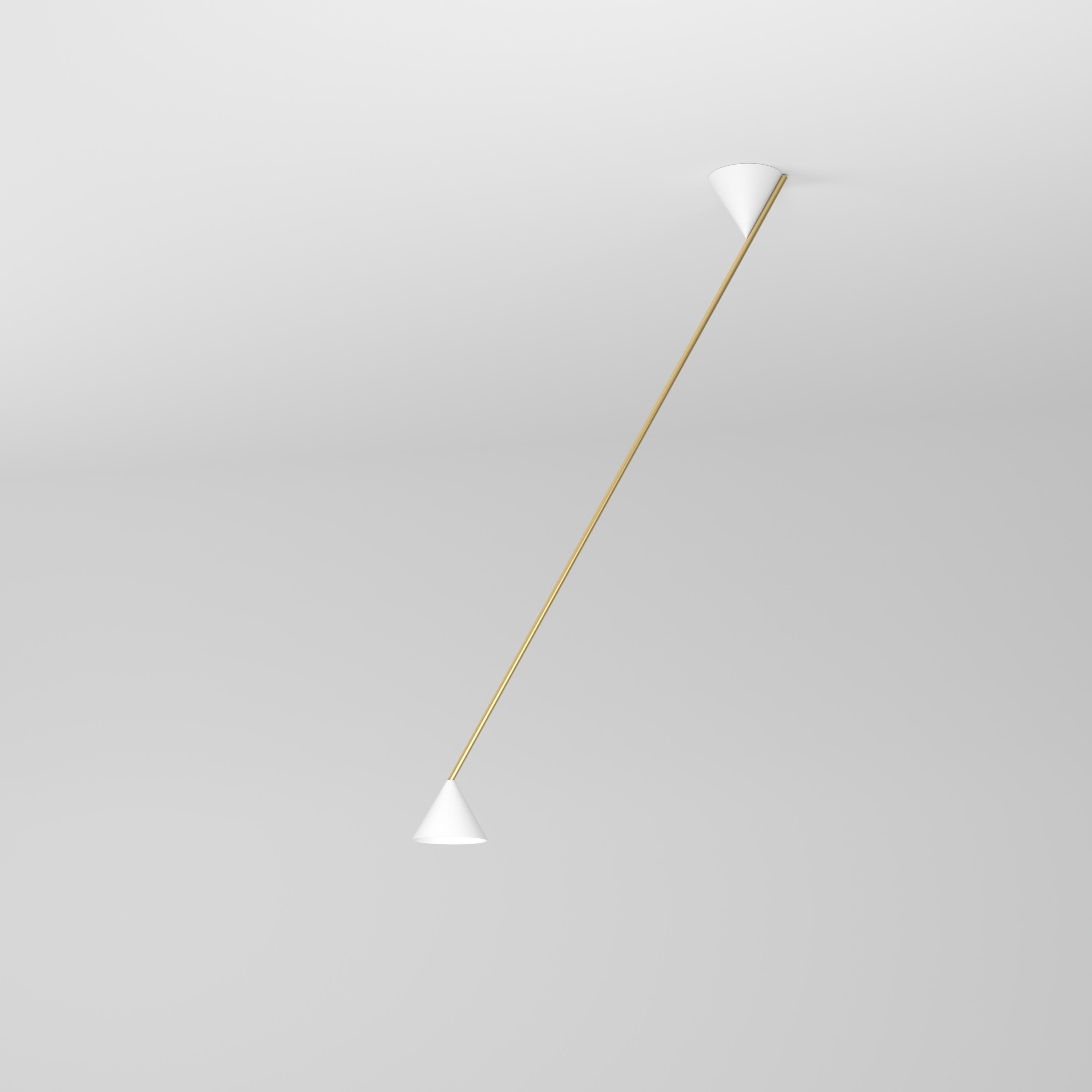 Plafoniera Long White Hat di Atelier Ati
Dimensioni: P 18 x L 81 x H 139,5 cm.
Materiali: Ottone spazzolato, metallo verniciato a polvere.

Disponibile in ottone o nichel.
Disponibile con riflettore in ottone o bianco.
Disponibile con coni neri,