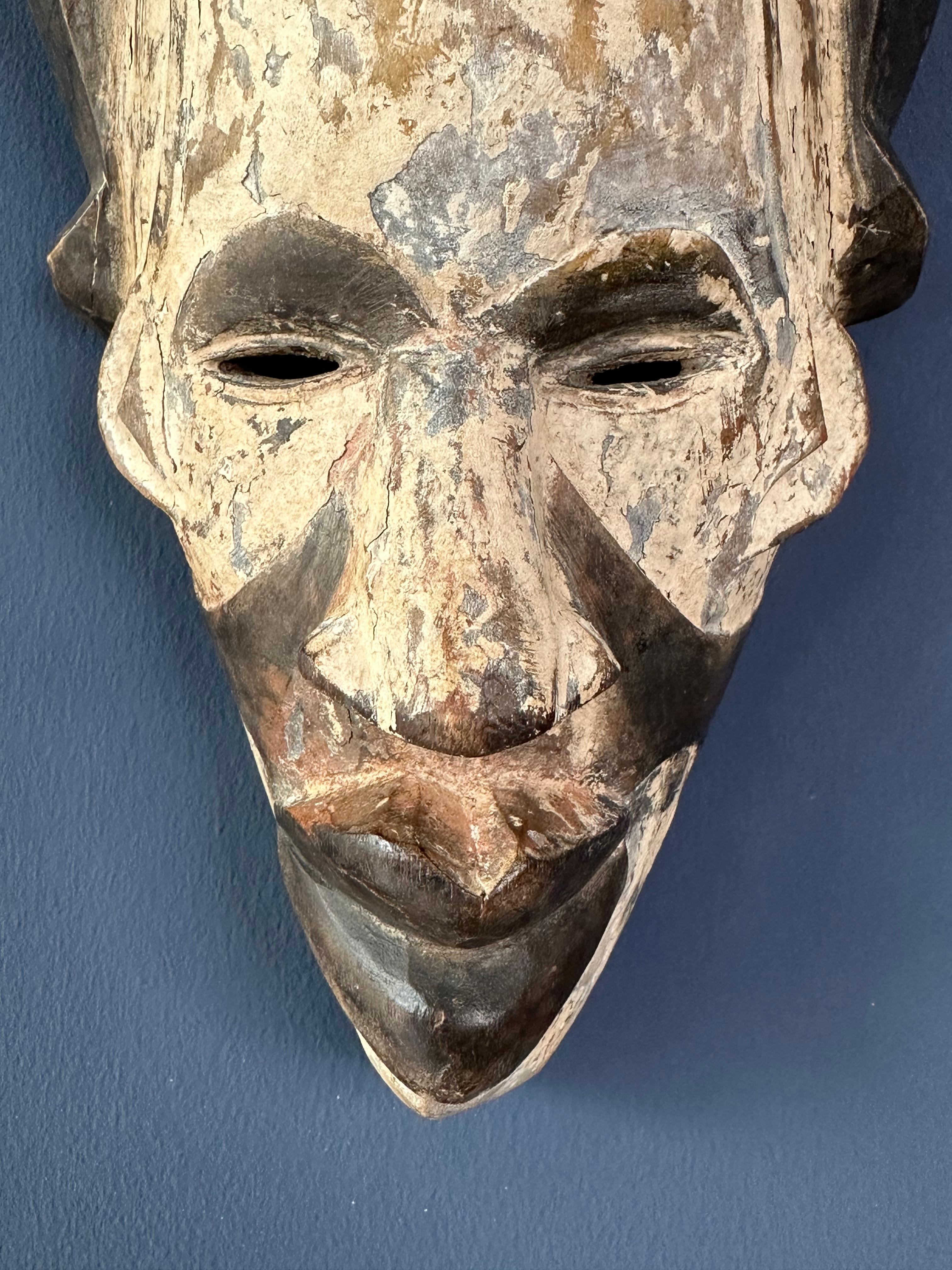Lange weiße Maske (Holz) im Angebot