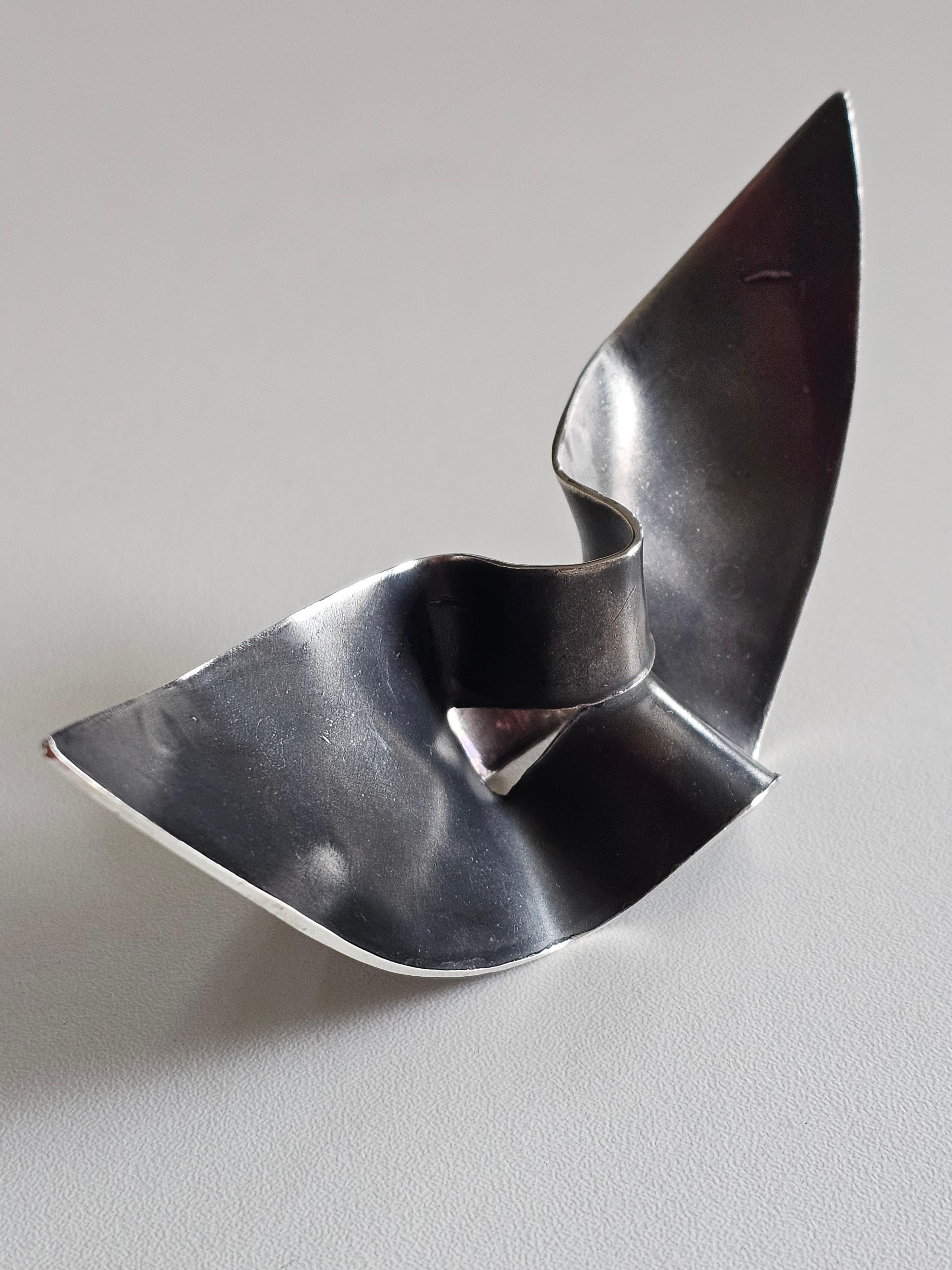 Anello Statement Sculpture Long Wings in argento sterling patinato nero e contorni lucidi 

Unico 
Marchio di garanzia

In mostra al The Museum of Art & Design, NYC, 2019 

Dimensioni 
cm : L 14 x L 5 x H 4,5
in : L 5,51 x L 1,96 x H 1,77
Spessore: