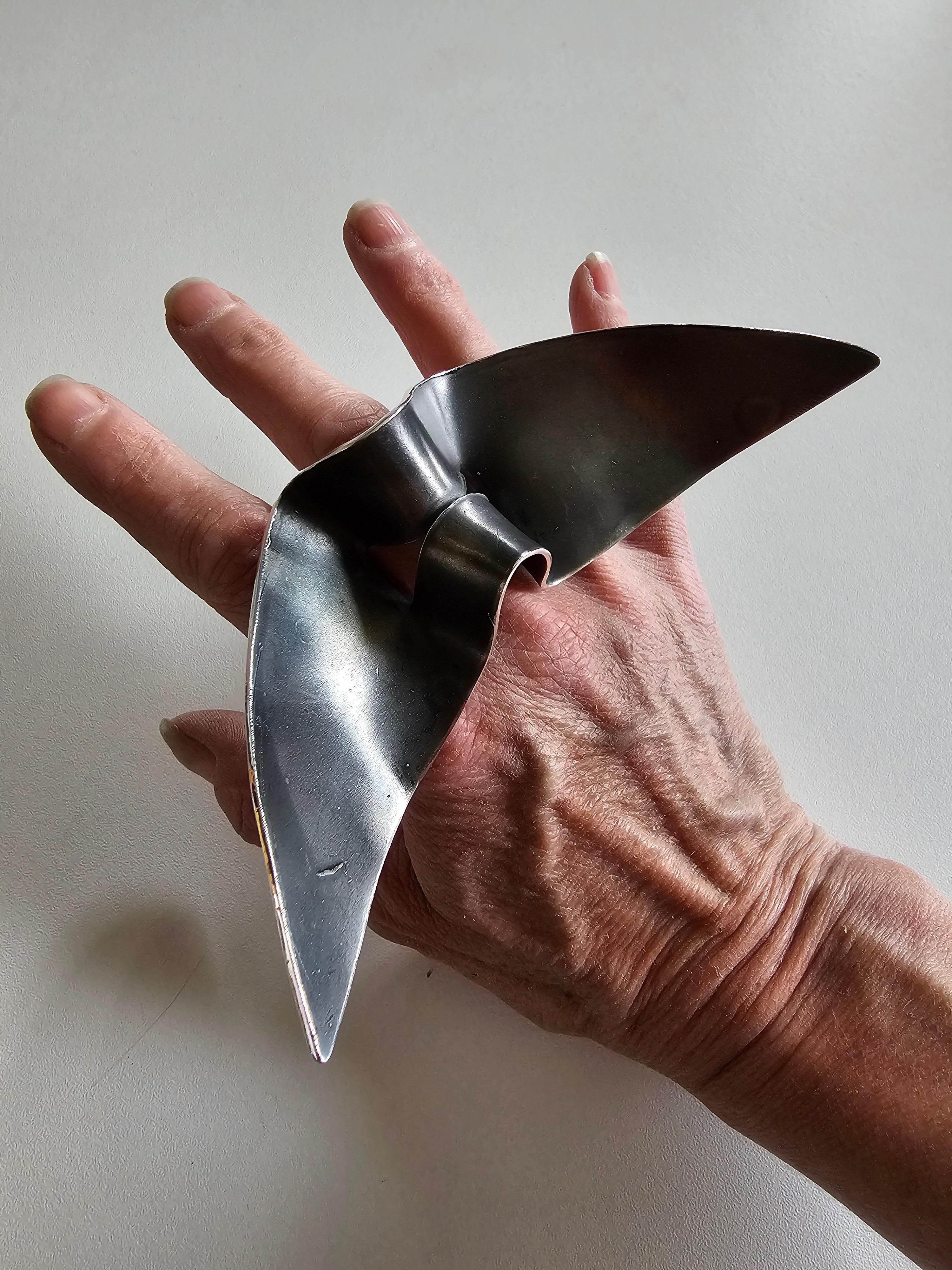 Alina Alamorean Anello scultoreo contemporaneo ad ali lunghe A. Silver in vendita 1