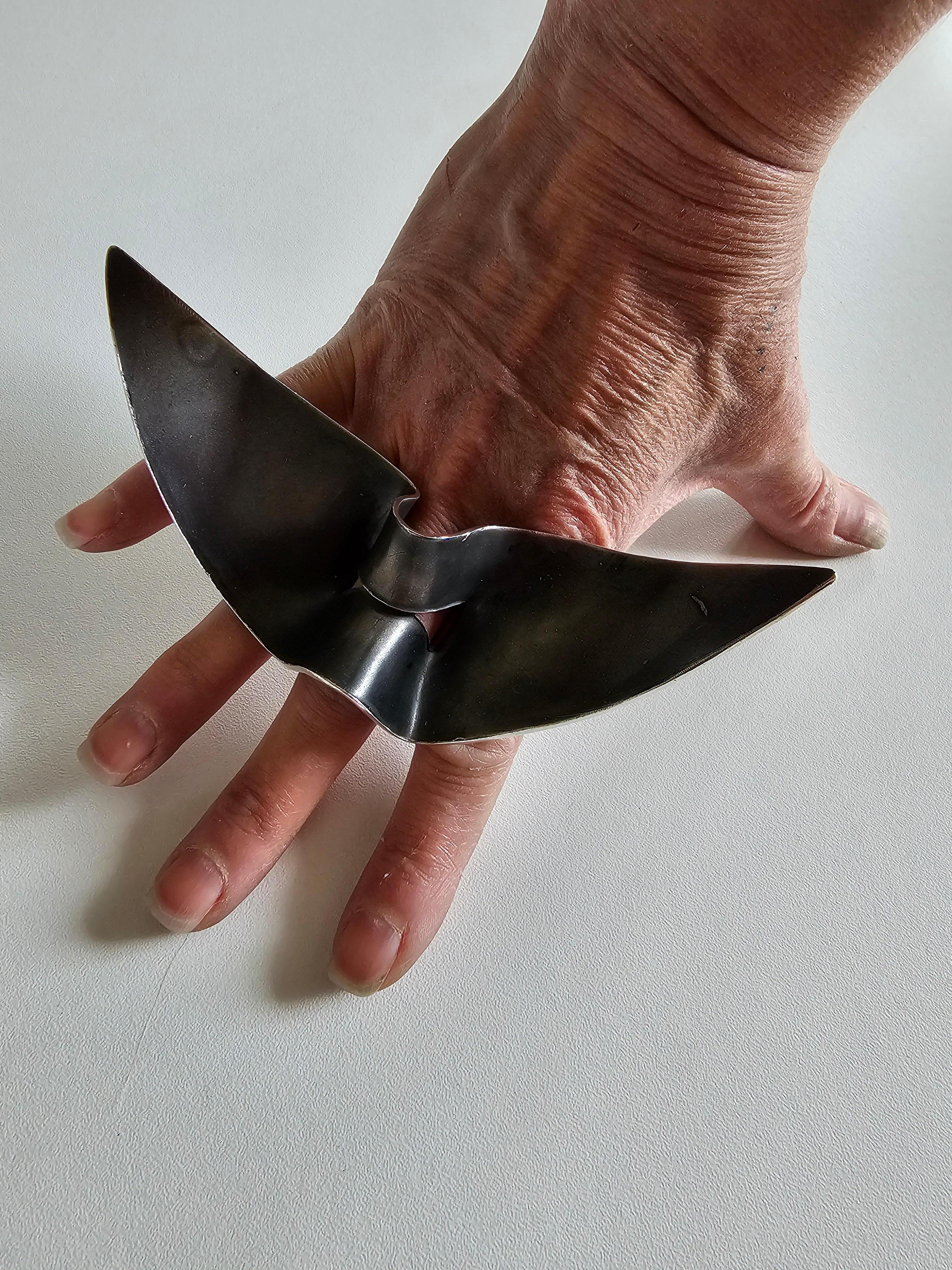 Alina Alamorean Anello scultoreo contemporaneo ad ali lunghe A. Silver in vendita 3