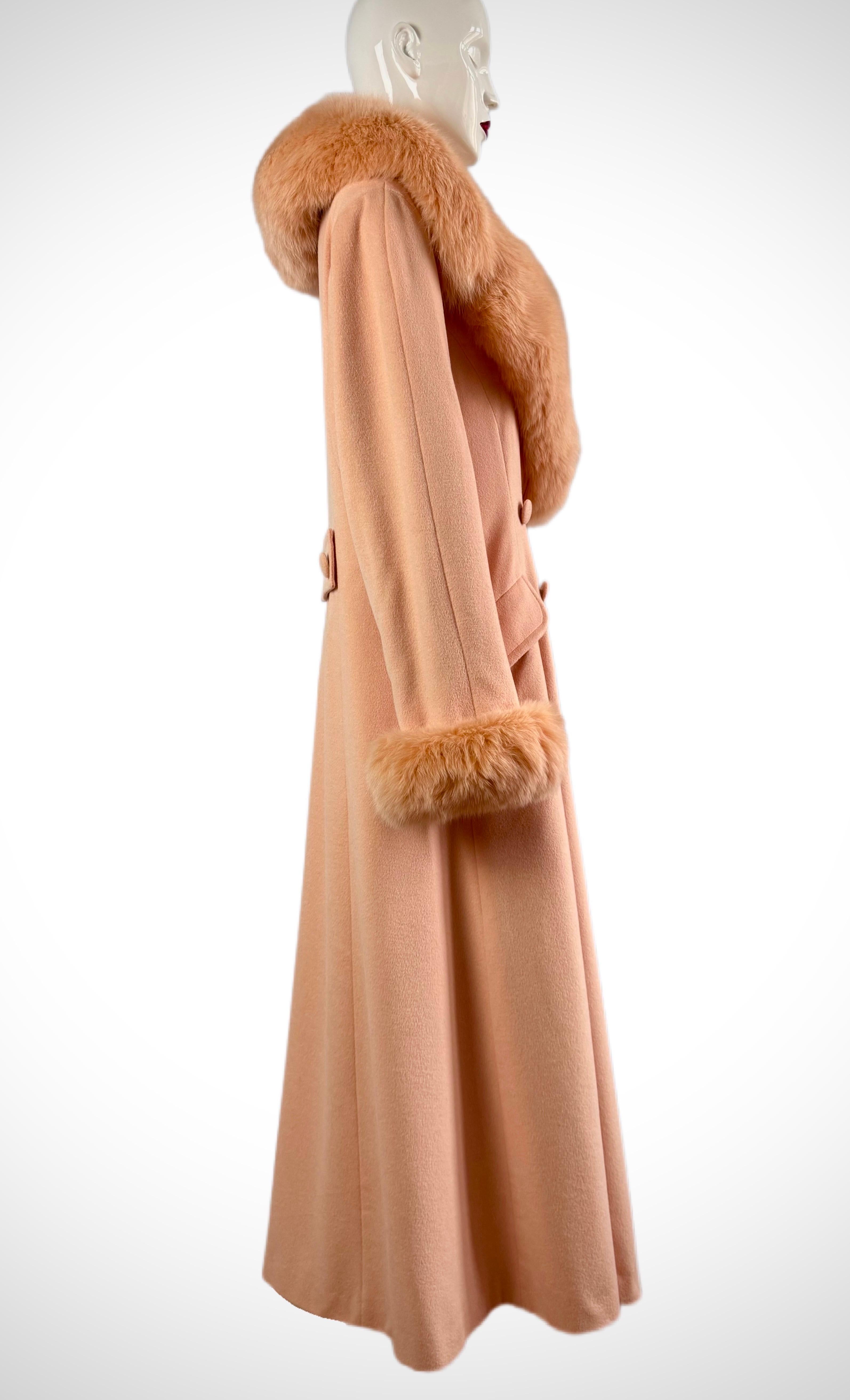 Long manteau vintage en laine avec col et poignets en renard Excellent état - En vente à Praha 4, Hlavní město Praha