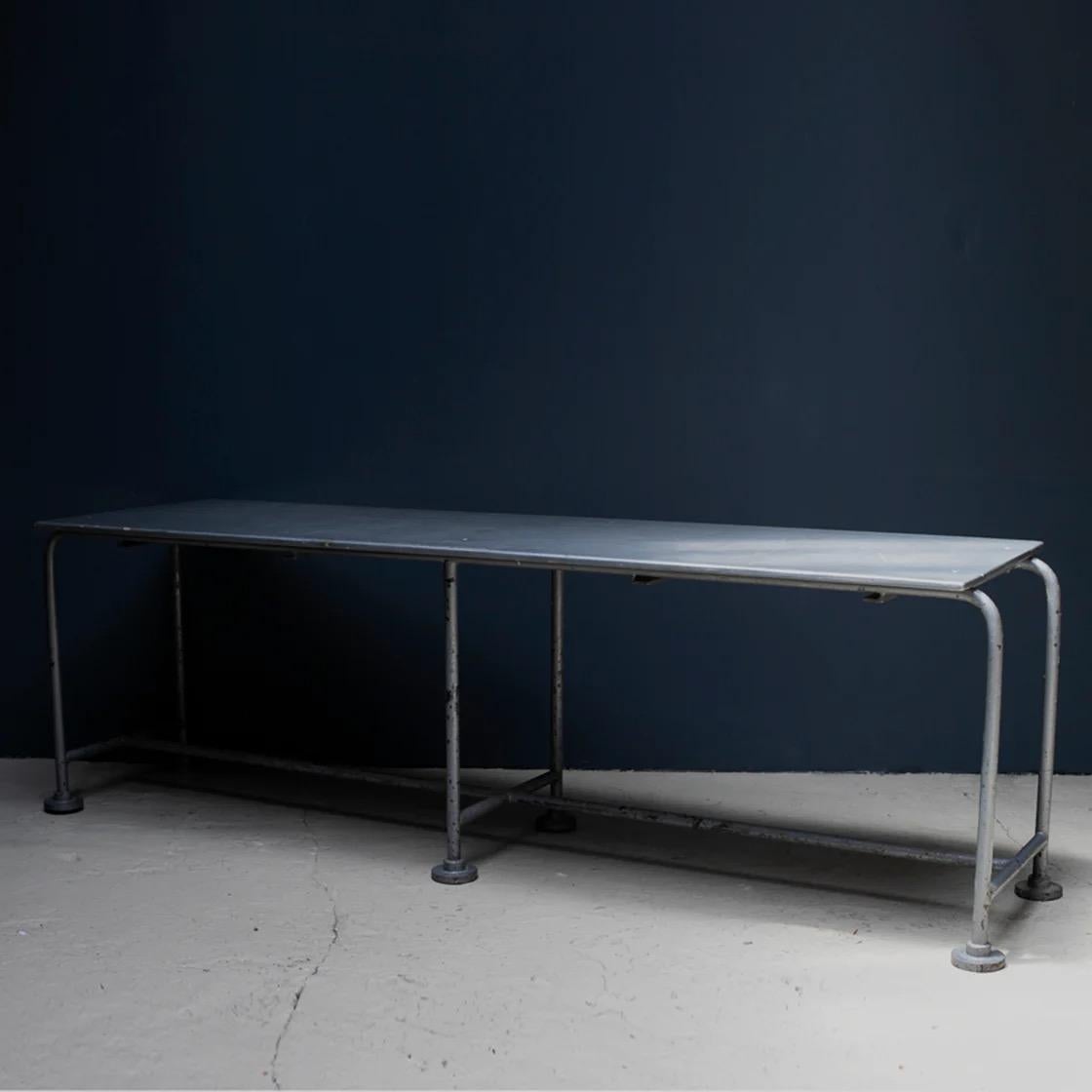 This work table has an atmosphere reminiscent of an inorganic laboratory from France.

Its' matte, slightly rough texture and the rust visible in places where the paint has peeled off give it a unique look that is not too cold.

With six sturdy