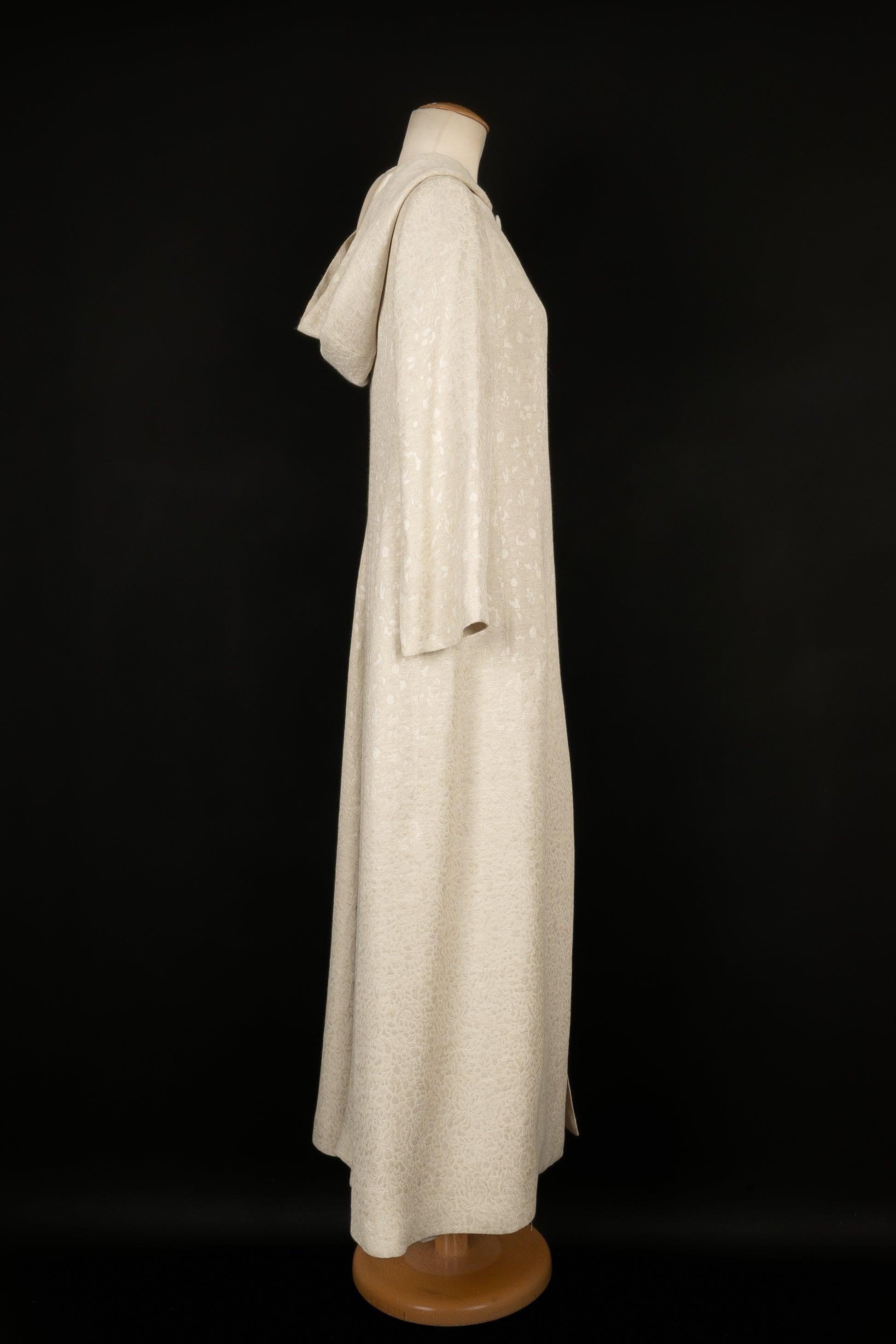 Long Woven Coat with Silk Lining, 1950s In Excellent Condition For Sale In SAINT-OUEN-SUR-SEINE, FR