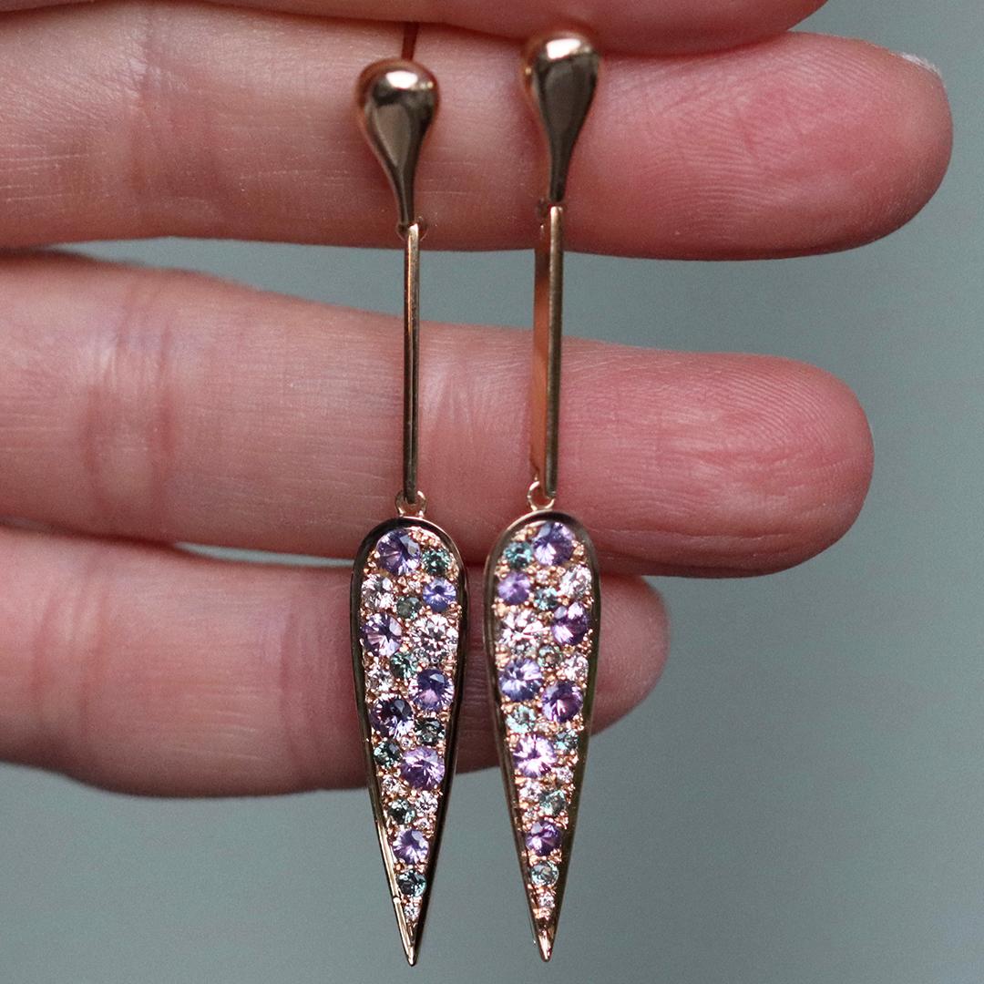 Fabriquées à la main en Belgique par l'artiste joaillière Joke Quick, entièrement réalisées sans moulage ni impression 3D, ces boucles d'oreilles en or jaune 18K équilibrent couleurs ludiques et élégance raffinée. 
Faisant partie de la collection