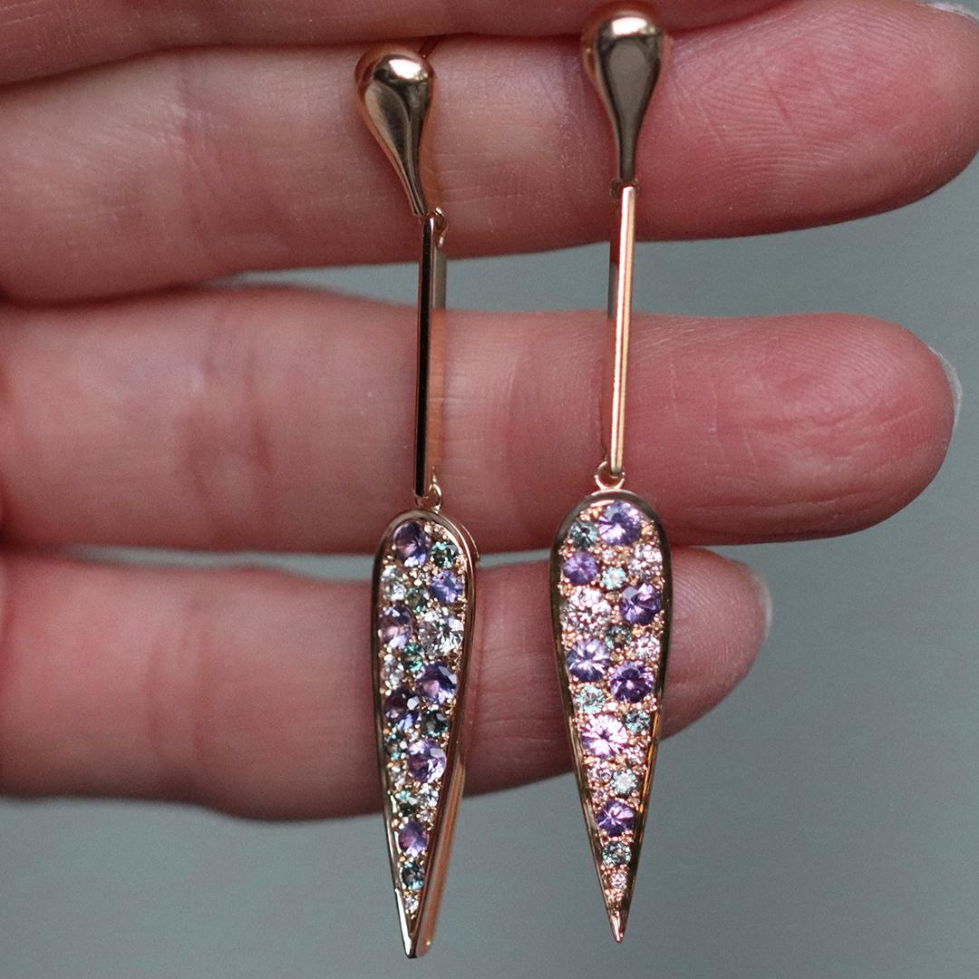 Contemporain Or jaune long  Alexandrite à couleurs changeantes  Saphir violet Diamant  Boucles d'oreilles en vente