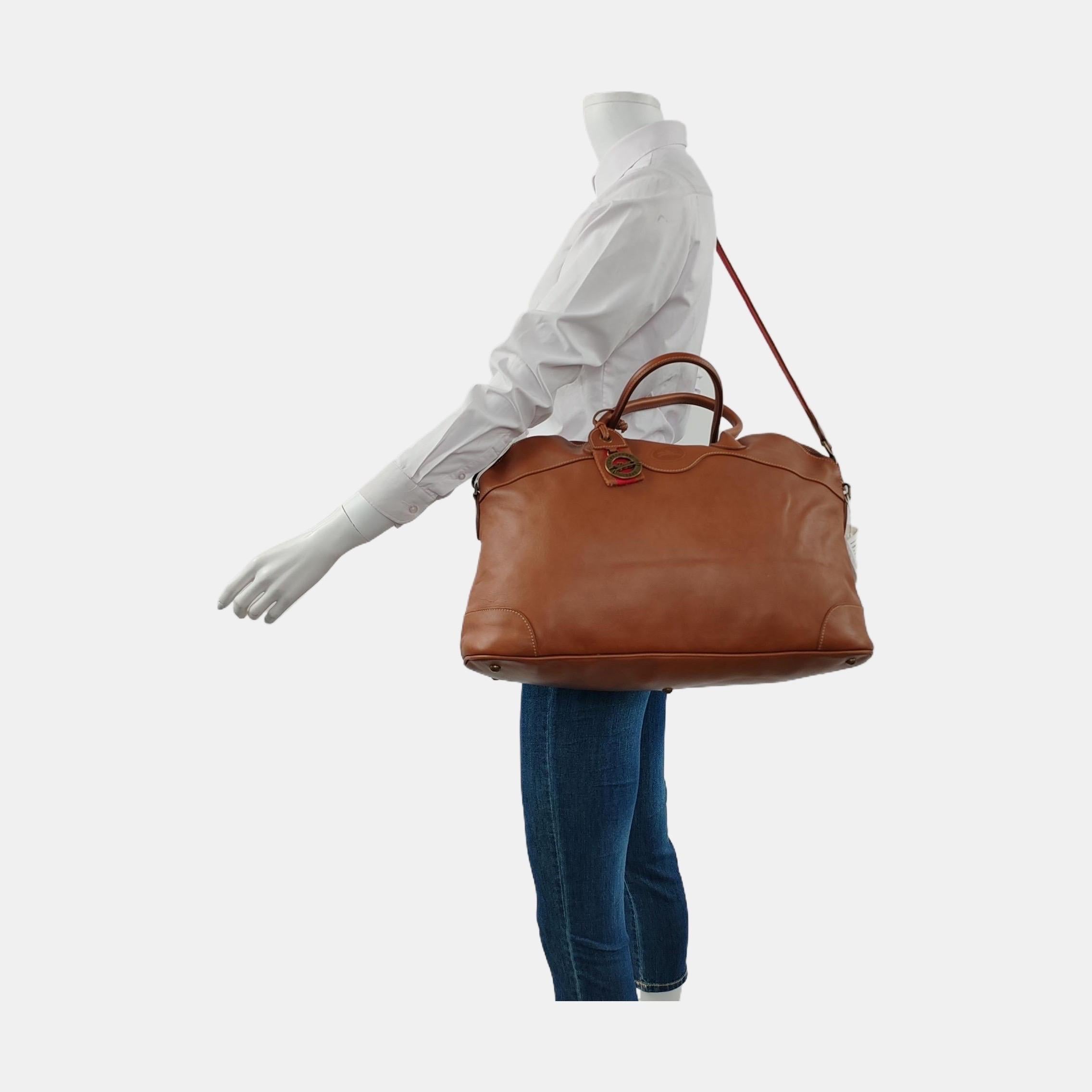 Une alternative économique similaire au Bolide d'Hermès et au Margaux de Row.

ÉTAT : TRÈS BON

Cet article est en très bon état et présente des signes modérés d'utilisation. Il peut y avoir des taches mineures à l'extérieur et à l'intérieur. Le