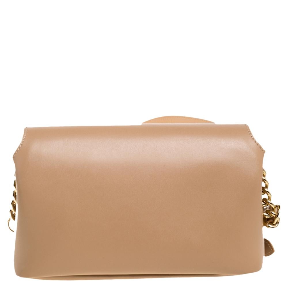 Swap that everyday tote with this charming crossbody bag from the house of Longchamp. It features a beige leather body, an adjustable shoulder strap, and the logo in gold-tone on the front. The nylon interior can hold your daily essentials with