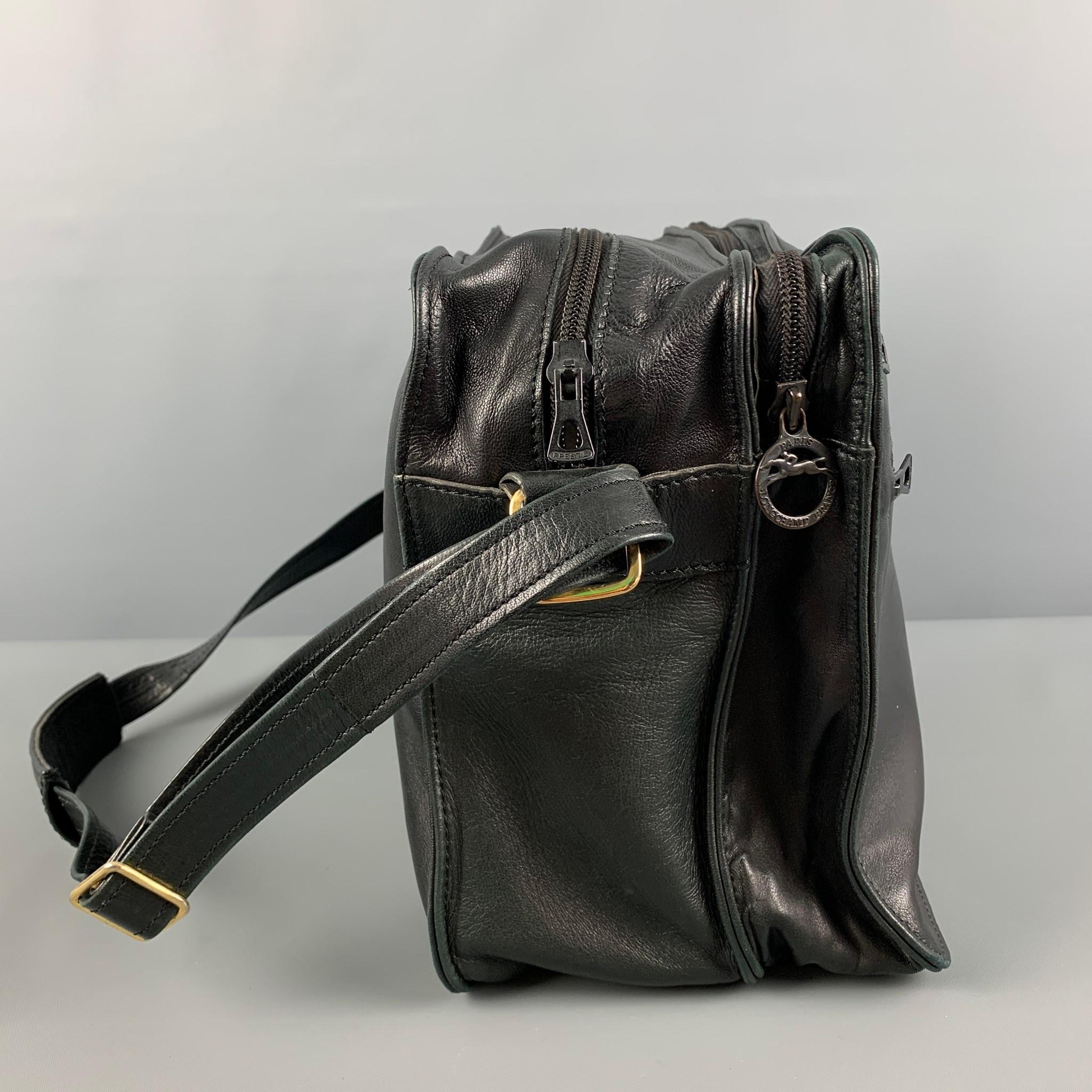 Le sac Longchamps est présenté dans un cuir noir avec des accessoires dorés, une bandoulière réglable, des poches avant et une fermeture à glissière. 

Bon état d'origine. Légère usure. En l'état.

Mesures :

Longueur : 13,5 in.
Largeur : 6.5