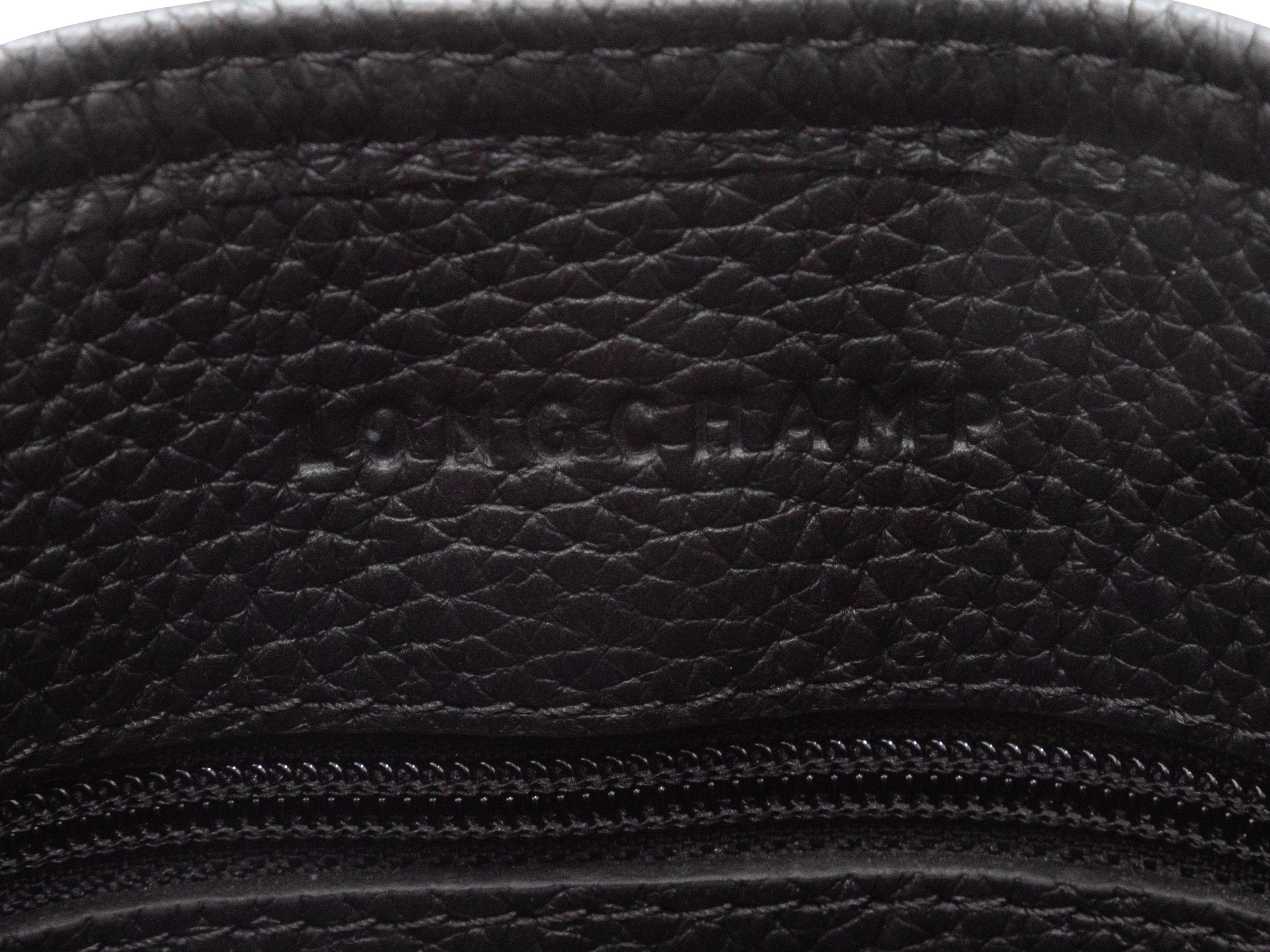 Détails du produit : Sac fourre-tout Longchamp en cuir noir. Ce sac fourre-tout est doté d'un corps en cuir, d'une quincaillerie de couleur argentée, de deux bandoulières plates et d'une fermeture par bouton à bascule. 17