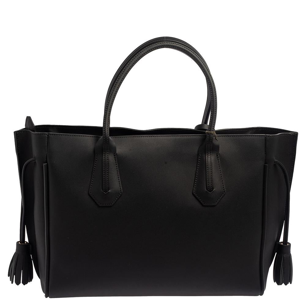 Le fourre-tout Penelope Arty de Longchamp est élégant:: chic et tendance. Il est confectionné en daim et en cuir et présente un motif géométrique sur le devant. Il est doté de deux poignées supérieures:: d'une quincaillerie de couleur dorée et d'un