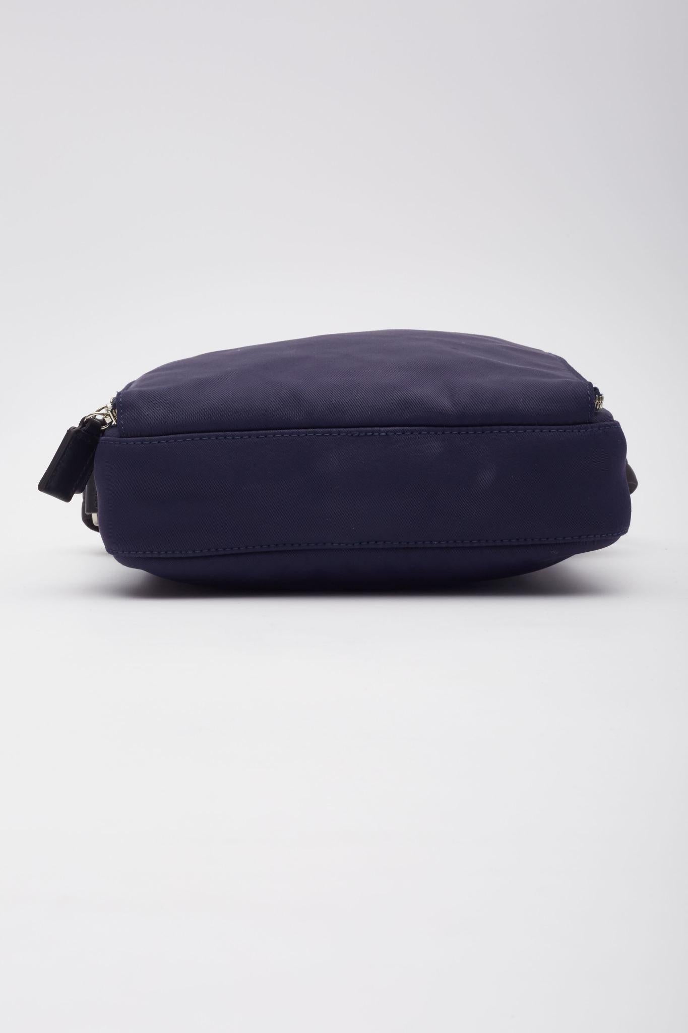 Longchamp Blue Canvas Logo Messenger Bag In Good Condition For Sale In Montreal, Quebec