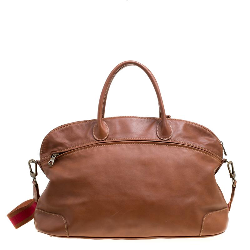 This opulent and brandish Au Sultan top handle bag by Longchamp has the flair to complete any look. Crafted from brown leather, it features dual top rolled handles along with a detachable shoulder strap to keep you hands-free. This bag is