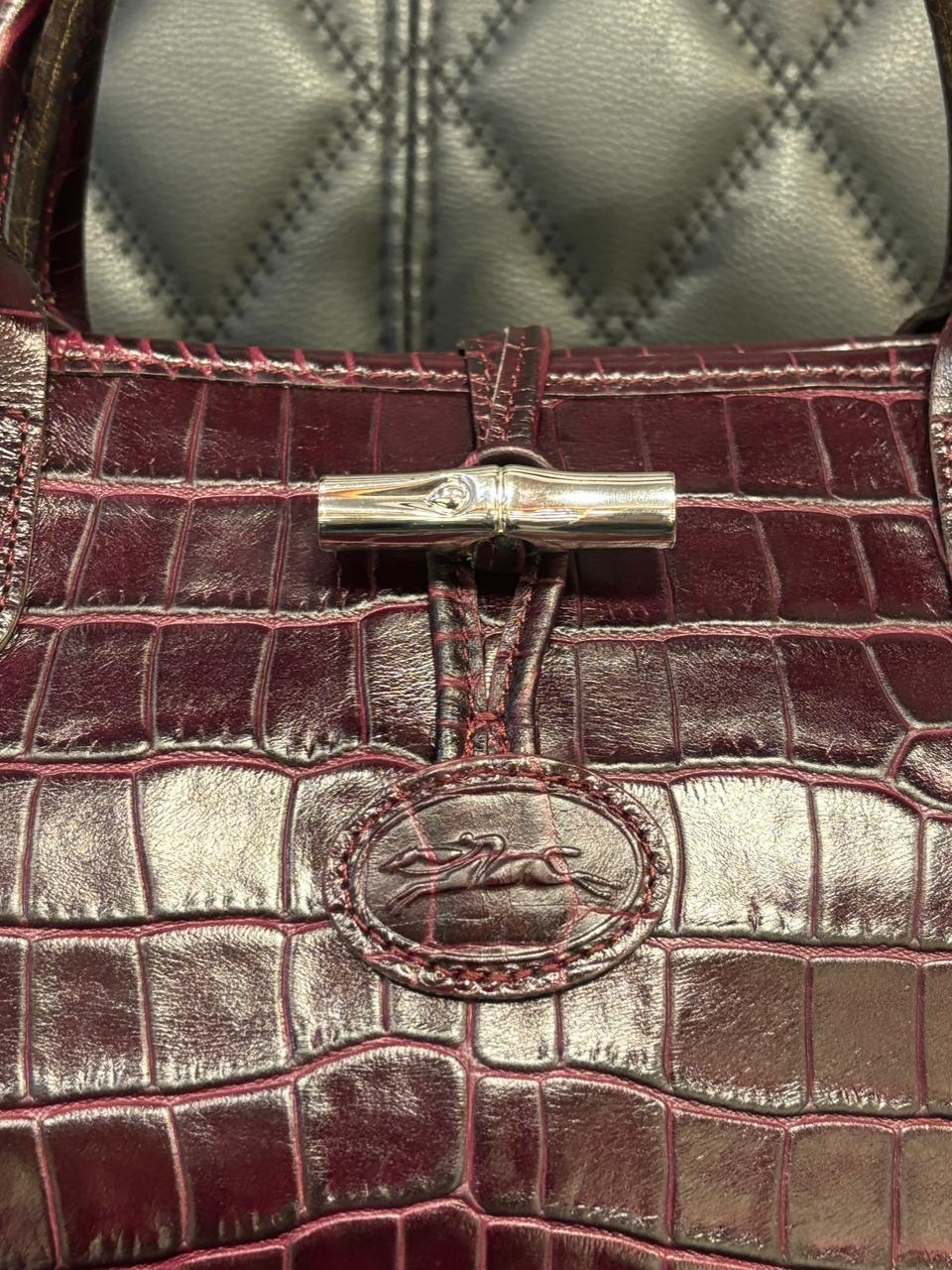 Longchamps Tote Roseau in rilievo in coccodrillo borgogna in vendita 7