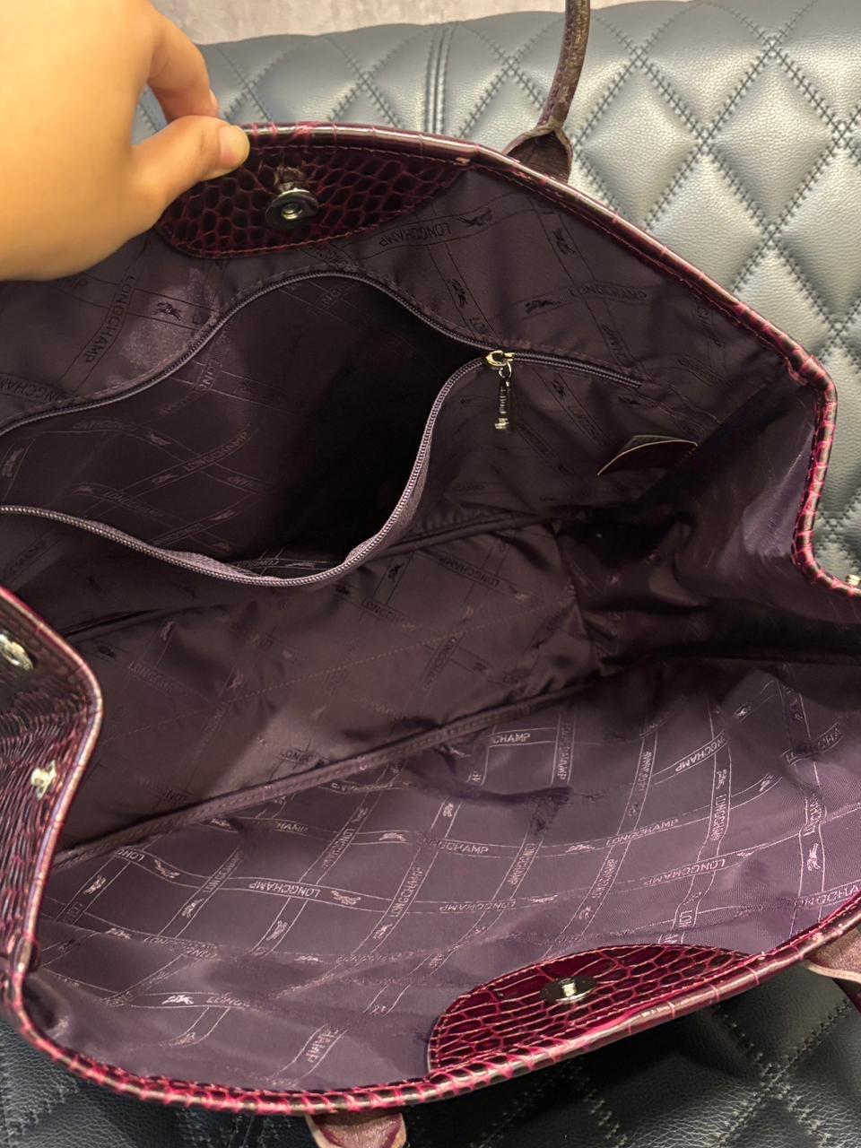 Longchamps Tote Roseau in rilievo in coccodrillo borgogna in vendita 9