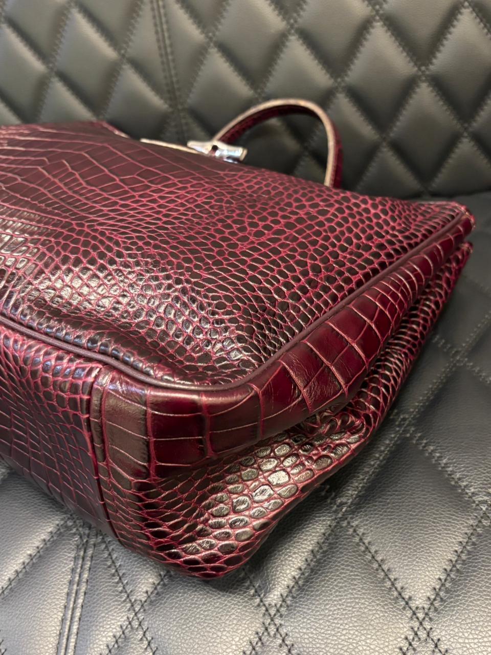 Longchamps Tote Roseau in rilievo in coccodrillo borgogna in vendita 11