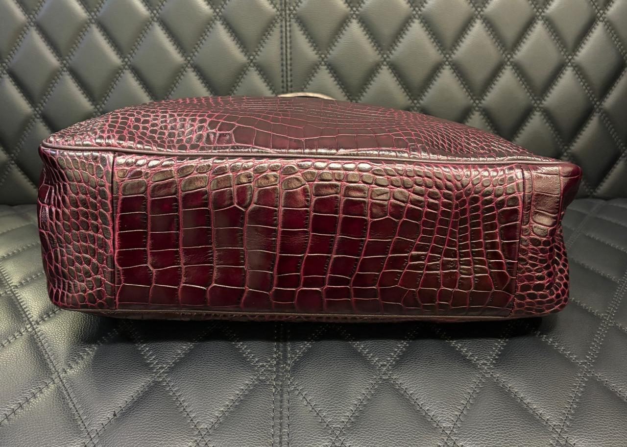 Tote Longchamps Roseau in pelle goffrata croc bordeaux. Bellissimo pezzo con lievi pieghe e graffi. Perfetto per la borsa da lavoro. Viene fornito con sacchetto antipolvere.