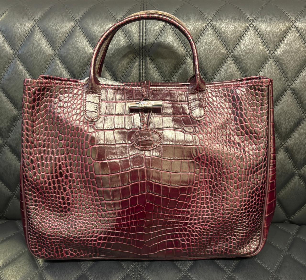 Longchamps Tote Roseau in rilievo in coccodrillo borgogna In condizioni buone in vendita a Jakarta, Daerah Khusus Ibukota Jakarta