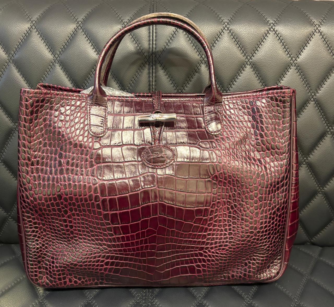 Longchamps Tote Roseau in rilievo in coccodrillo borgogna in vendita 2