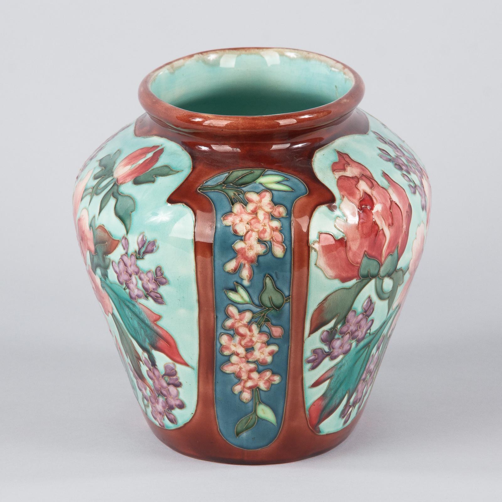 Majolique Garniture à trois vases Longchamp, France, début des années 1900
