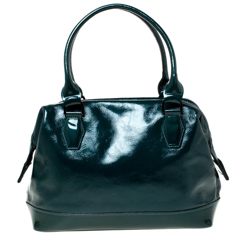 Ayez du style en portant ce magnifique sac Longchamp. Cette sacoche vert foncé est fabriquée en cuir verni et dotée de deux poignées et d'un intérieur spacieux en satin où vous pourrez ranger vos affaires essentielles.

Comprend : Sac à poussière