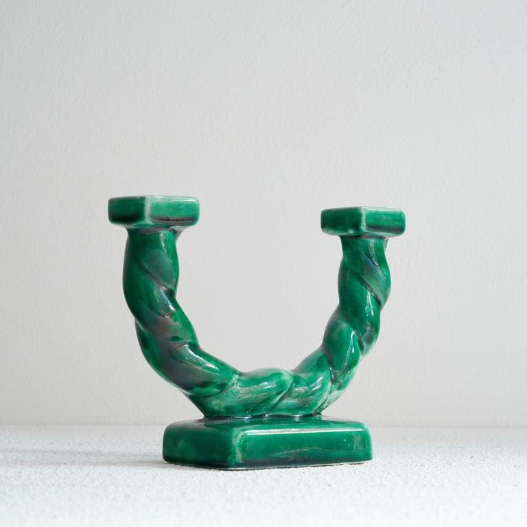 Elegante portacandele francese verde, Longchamp, anni '50, Francia.  Questo portacandele verde - o base per lampada - di Longchamp France è un pezzo molto elegante e decorativo. Ricco di stile e di colori, è un pezzo molto particolare che attirerà