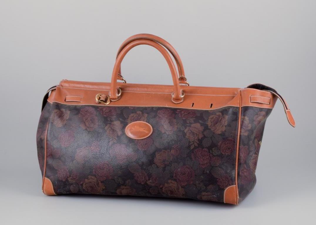 Longchamp, France. Travel bag in full-grain leather with a rose motif.
Approximately from the 1980s.
With logo. Interior features a pocket.
In excellent condition with signs of use. Please refer to photos.
Dimensions: Length 60.0 cm x Width 24.0 cm