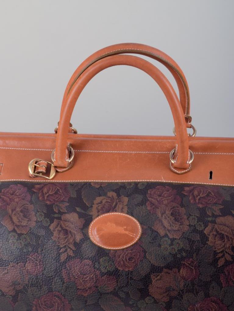 Longchamp, France. Travel bag in full-grain leather with a rose motif. In Excellent Condition For Sale In København, Copenhagen