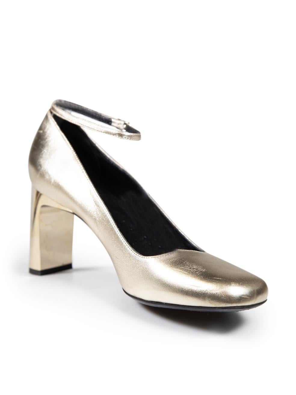 CONDIZIONE: molto buona. I tacchi presentano un'usura minima. Arresto della pelle su tutte le aree e sui tacchi di entrambe le scarpe di questo articolo di rivendita Longchamps usato.
 
 
 
 Dettagli
 
 
 Oro
 
 Pelle
 
 Pompe
 
 Punta quadrata
 
