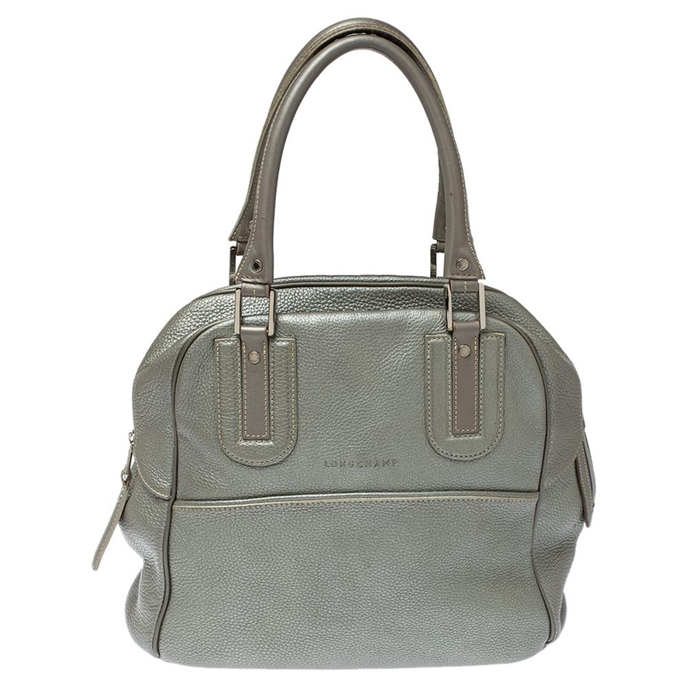 This elegant and durable handbag by Longchamp will surely meet all your expectations. Crafted from leather in a grey hue, this bag is designed with top handles, top zip closure that opens to a spacious interior, and protective feet.

Includes:
