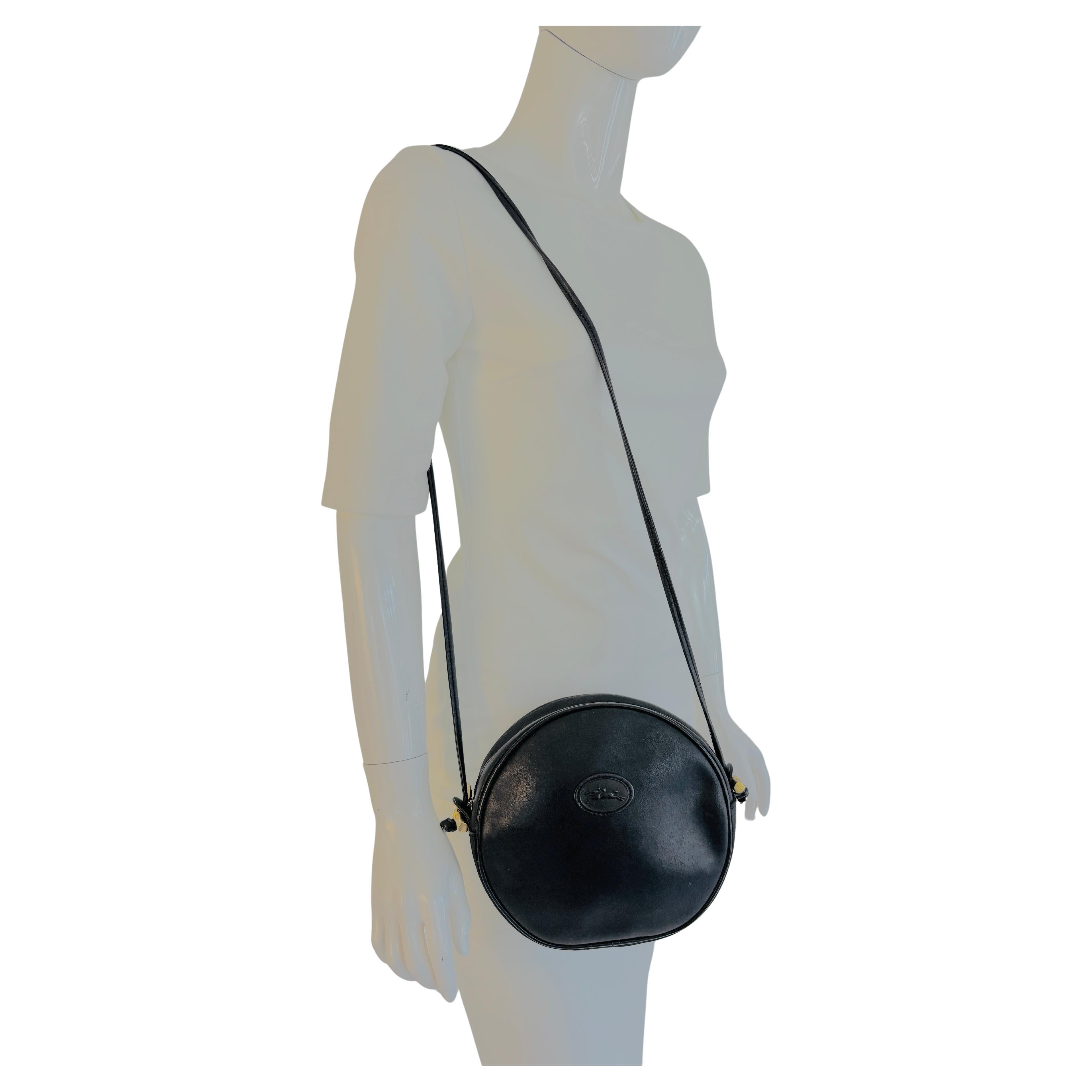 Longchamp Schulterhandtasche aus Leder, hergestellt in Frankreich.
Schwer zu findende kleine Longchamp-Handtasche aus den 1980er Jahren aus schwarzem Leder mit Messingbeschlägen.
Longchamps Umhängetasche aus schwarzem Leder. 
Vintage-Leder mit