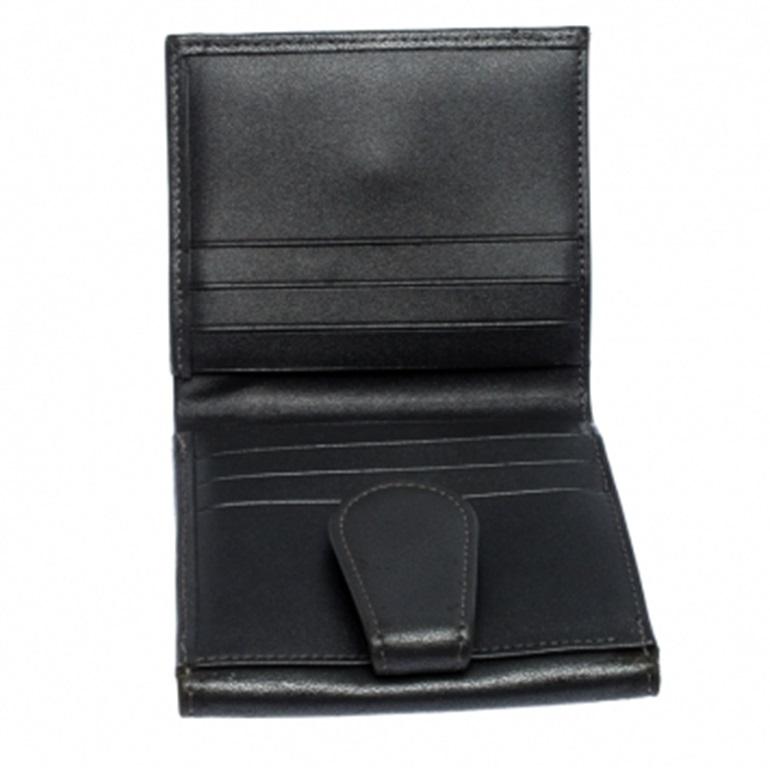 Rimani organizzato con stile con questo portafoglio di Longchamps. Dal design compatto, è realizzata in pelle di colore grigio metallizzato. L'interno foderato in pelle e tessuto è dotato di più scomparti per le carte, una tasca per le monete e uno