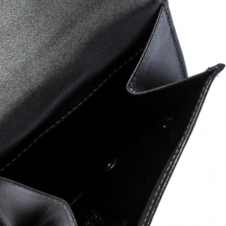 Nero Portafoglio compatto Longchamps in pelle grigia metallizzata con patta e pulsante in vendita